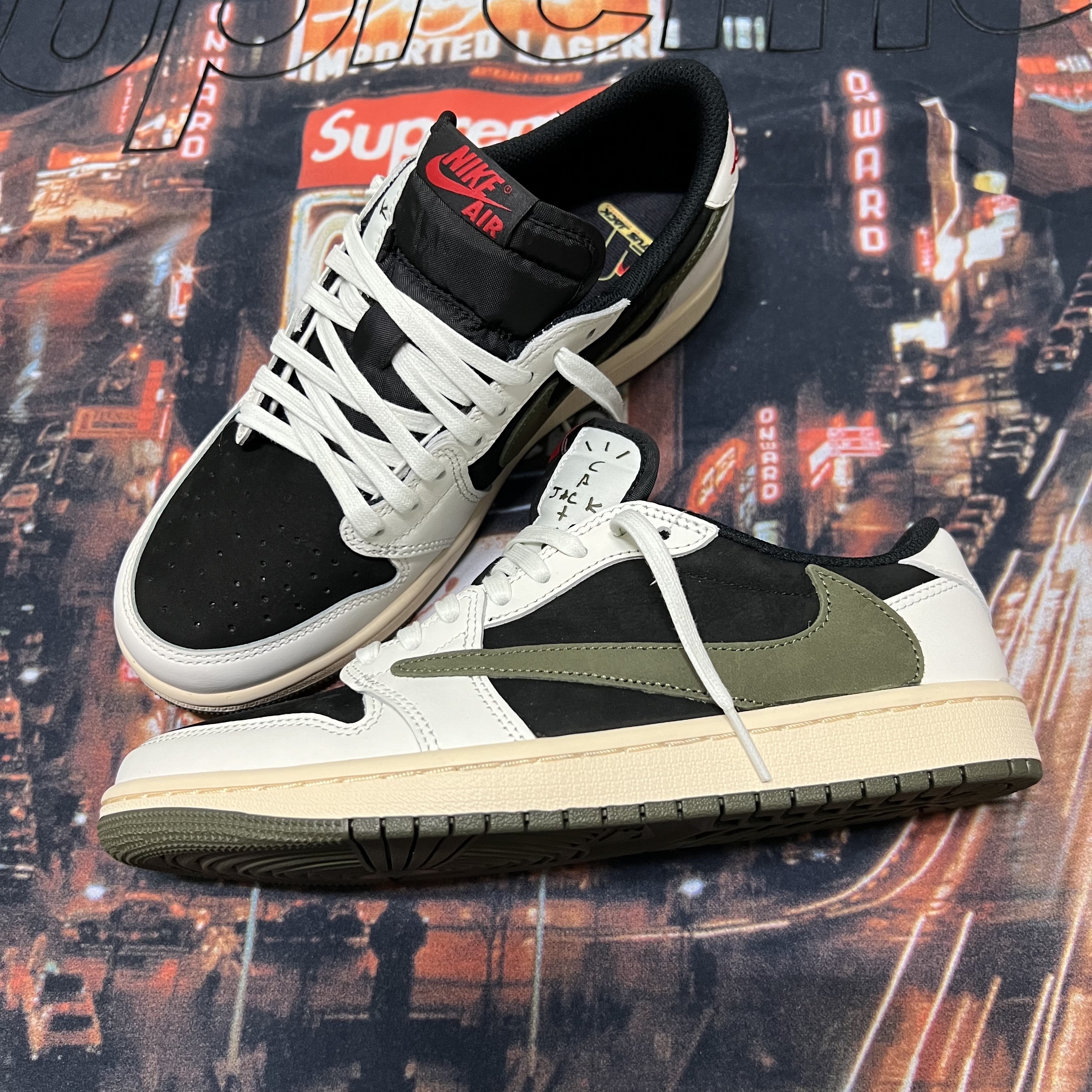 Supreme x The North Face Taped Seam Shell Jacket Times Square - 22FW, (W) Jordan 1 x Travis Scott Retro Low OG SP Medium Olive 착용 스타일