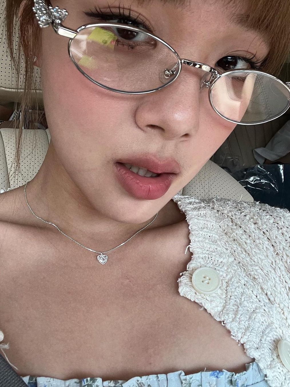 Apple AirPods Max Lightning Silver (Korean Ver.), (W) Prada Eternal Gold Small Triangle Pendant Necklace Pink Gold 착용 스타일 - 6