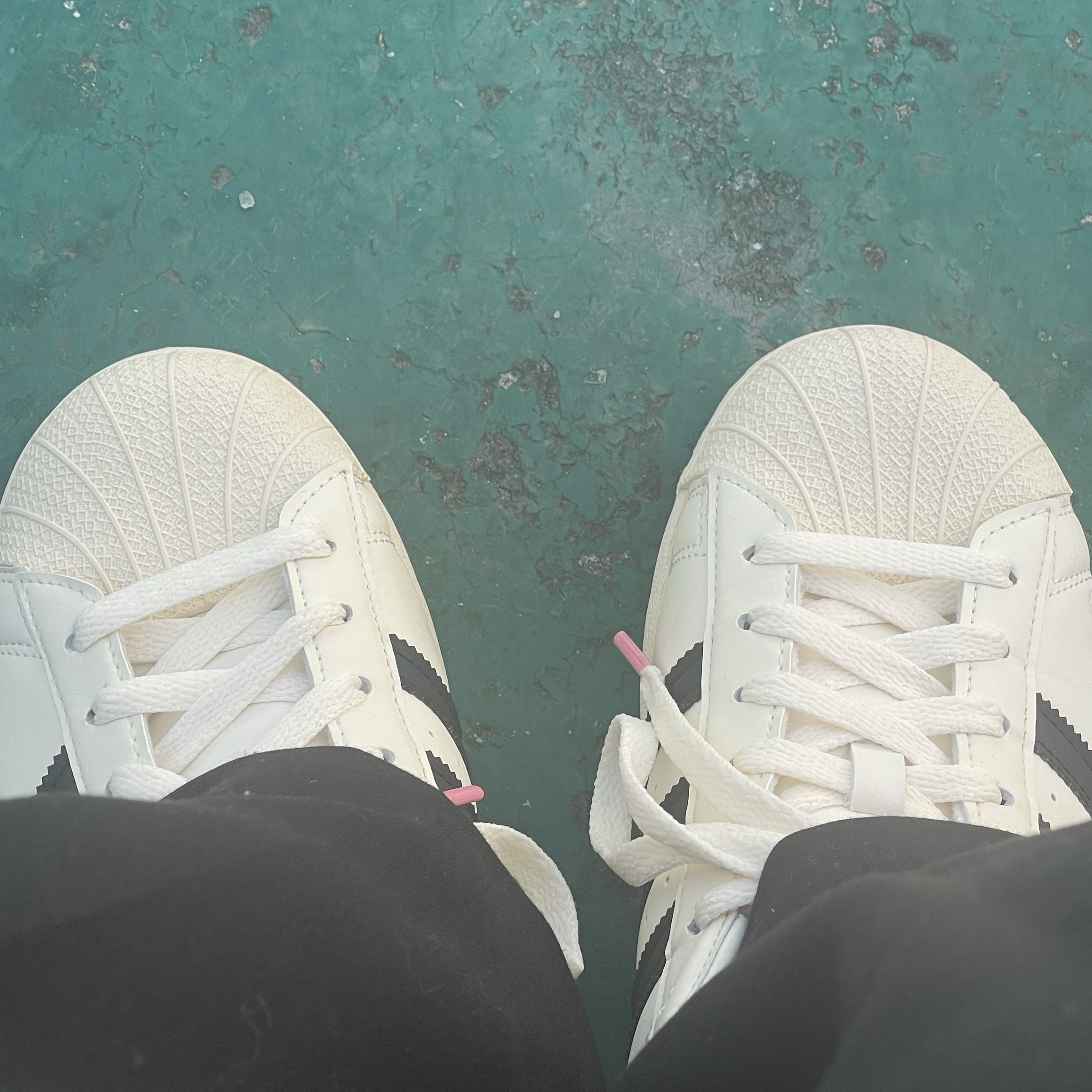 Adidas x Andre Saraiva Superstar Cream White Core Black 착용 스타일