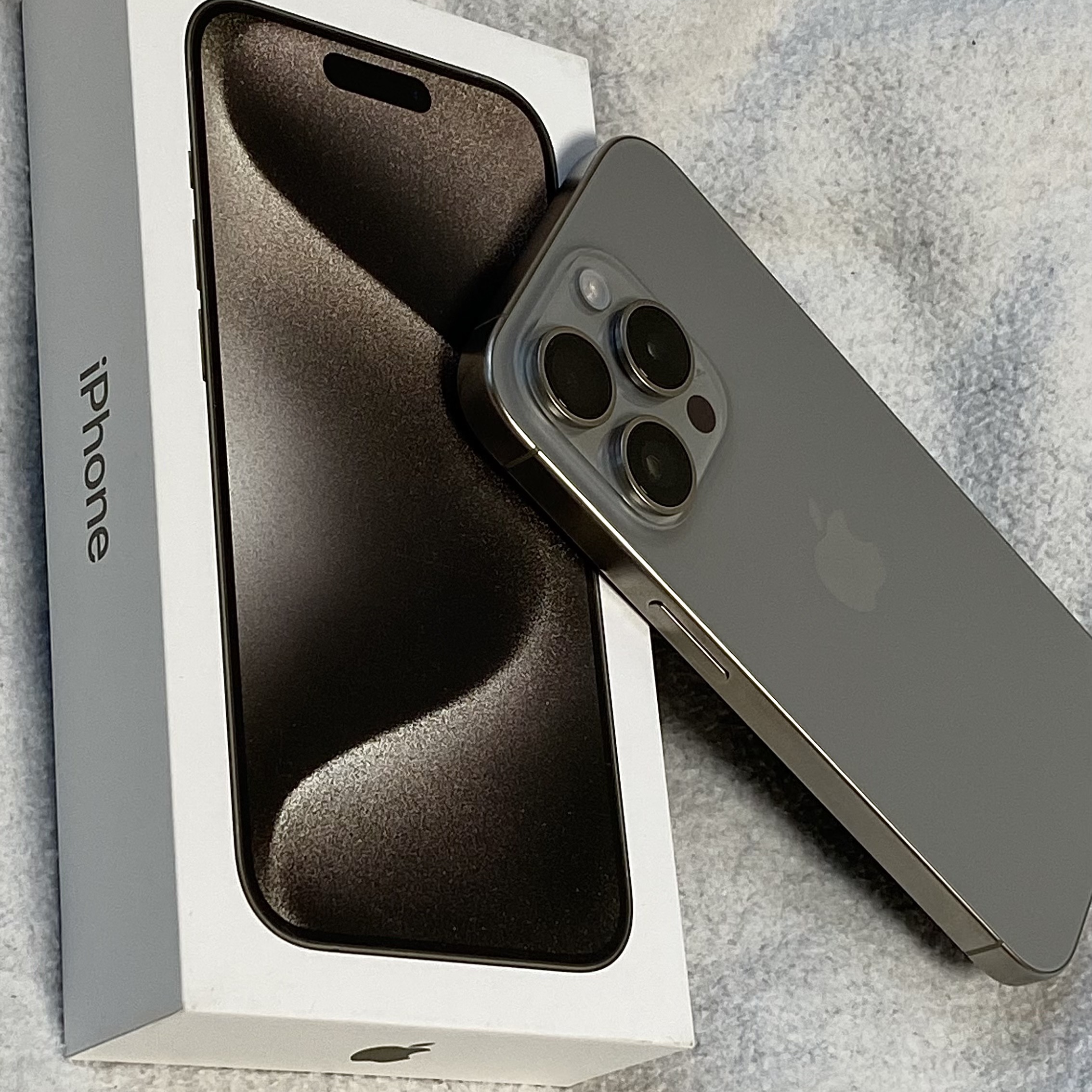 Apple iPhone 15 Pro 256GB Natural Titanium (Korean Ver.) 착용 스타일