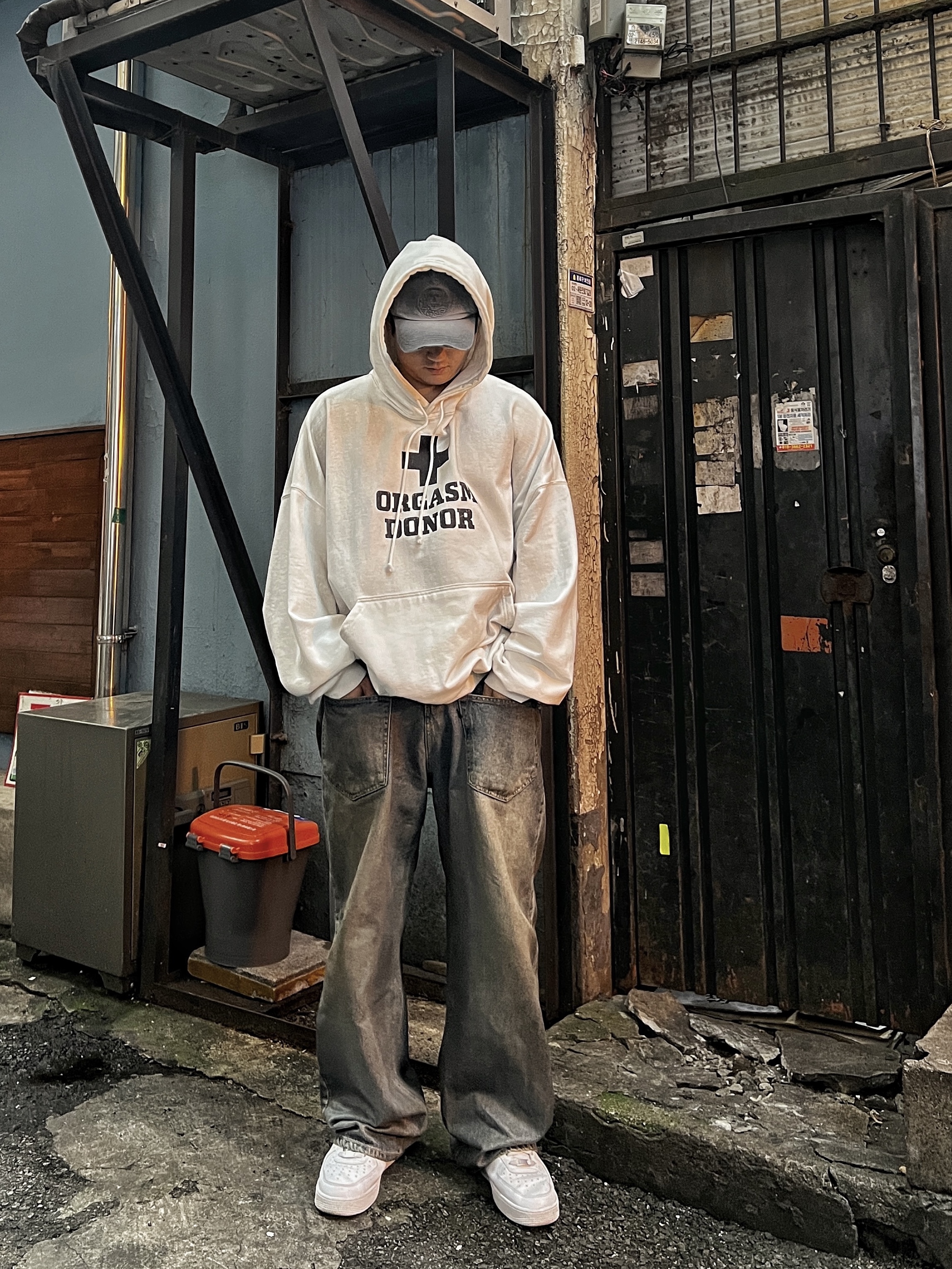 Project G/R Coated Backward Denim Pants Blue, Project G/R Orgasm Donor Hoodie Dirty White 착용 스타일 - 2