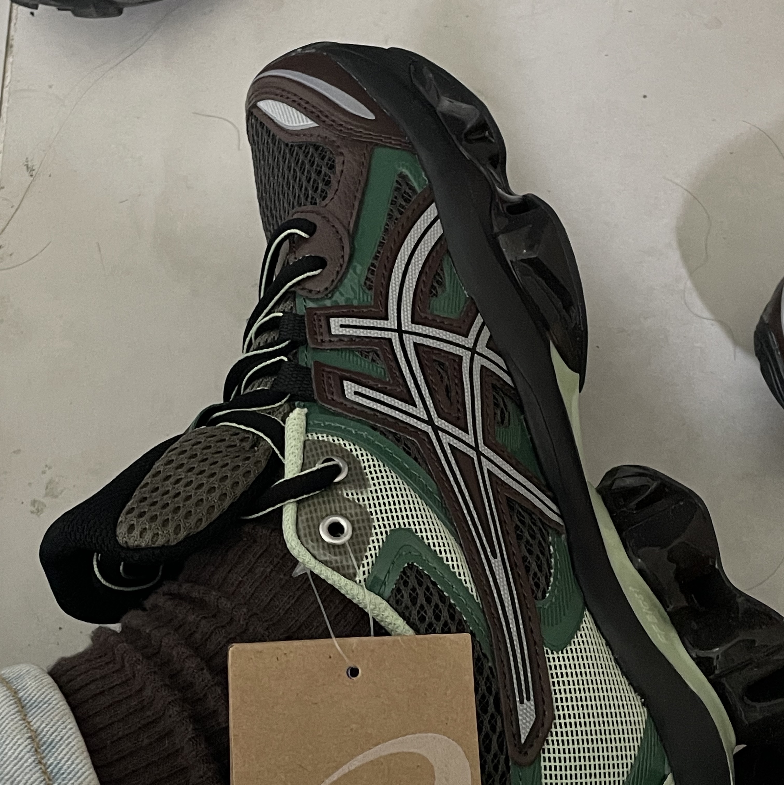 Asics Gel-Quantum Kinetic Dark Sepia Shamrock Green 착용 스타일