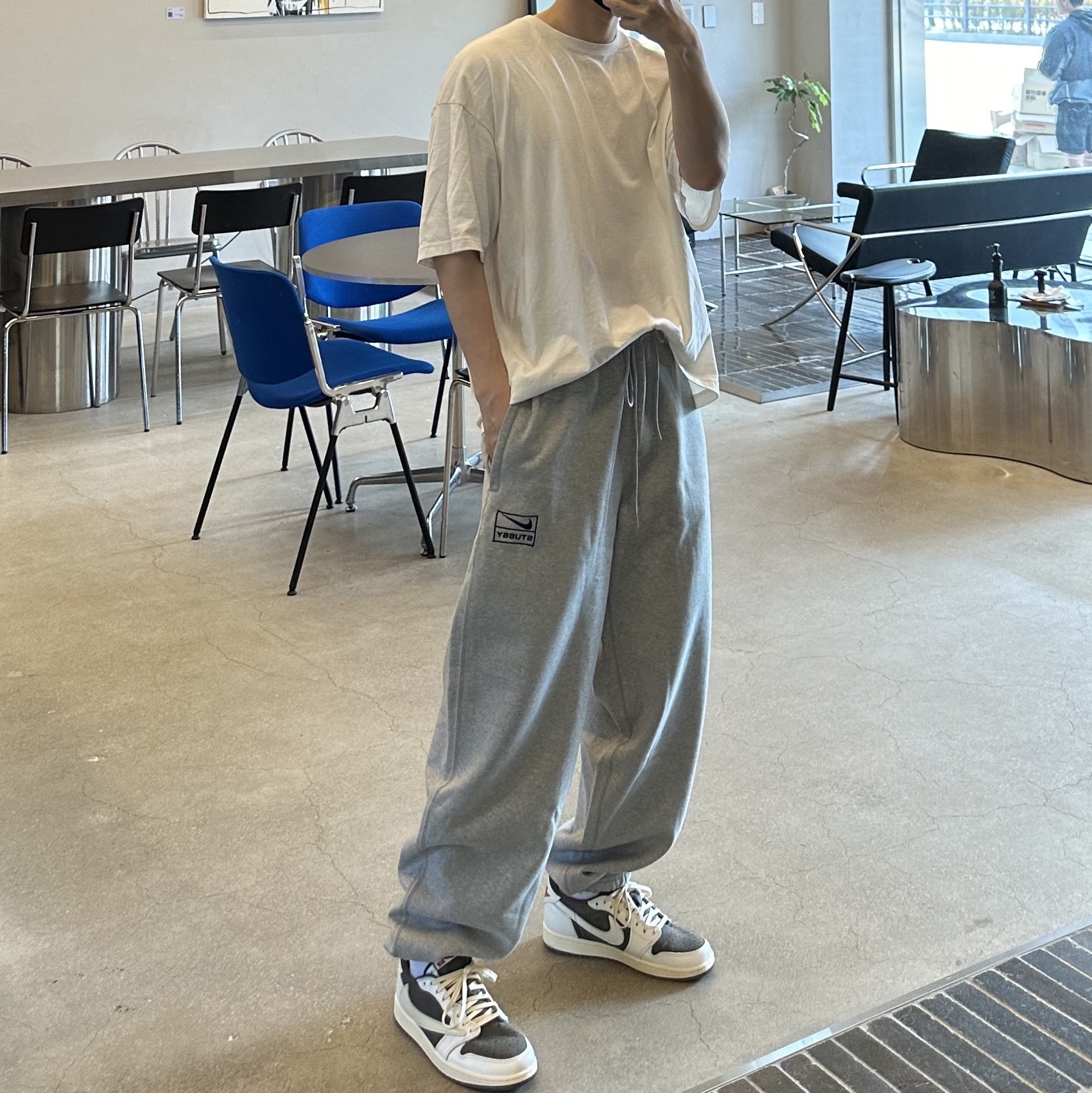 Nike x Stussy NRG Fleece Pants Dark Grey Heather (DO9340-063), Nike x Stussy NRG Fleece Crewneck Dark Grey Heather (DO9337-063) 착용 스타일 - 3