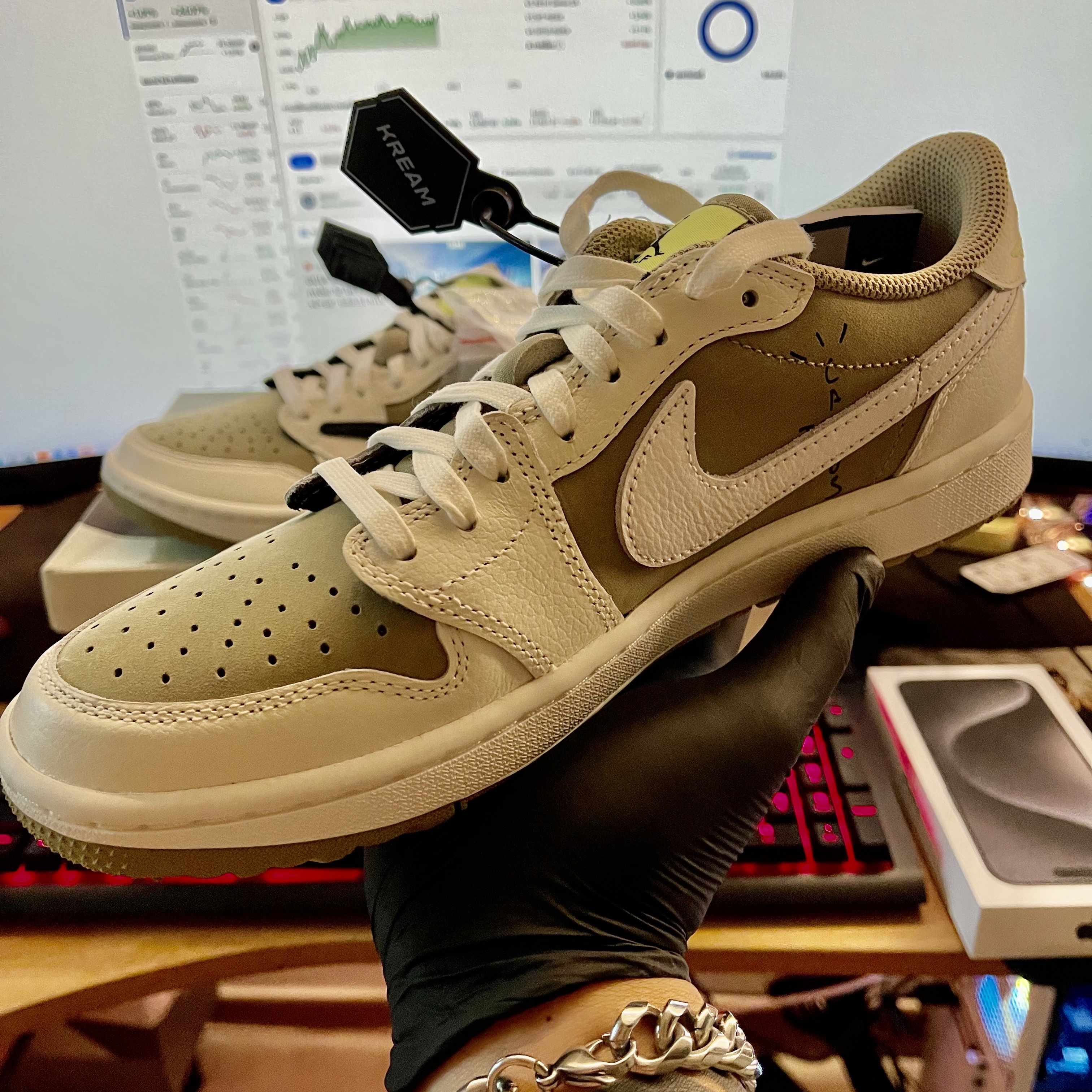 Jordan 1 x Travis Scott Retro Low Golf NRG Neutral Olive 착용 스타일 - 2