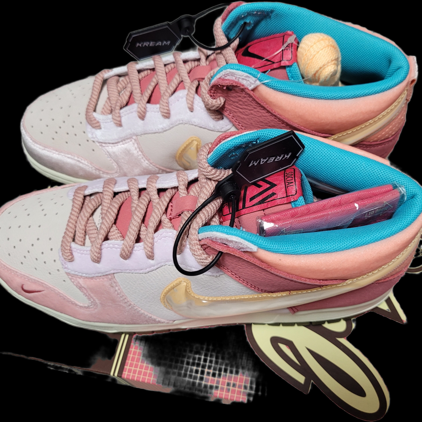 Nike x Social Status Dunk Mid Free Lunch Strawberry Milk 착용 스타일 - 2