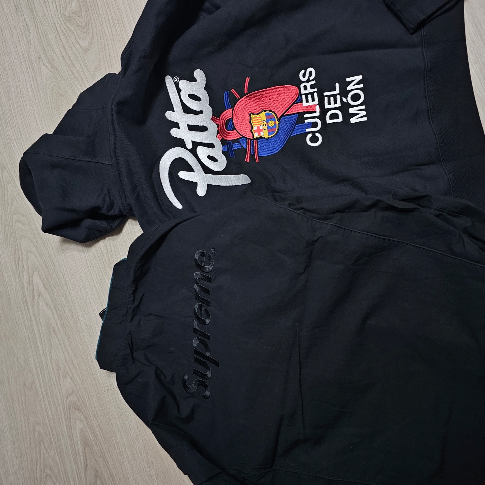 Nike x Patta x FC Barcelona Solo Swoosh Hoodie Culers del Món (FD4147-010), Supreme x Umbro Cotton Ripstop Track Jacket Black - 23FW 착용 스타일 - 4