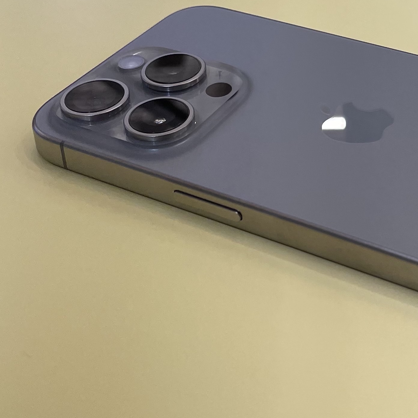 Apple iPhone 15 Pro 256GB Natural Titanium (Korean Ver.), Apple 2023 MacBook Pro 14 M2 Pro 10-Core 512GB SSD / 16GB RAM Silver (Korean Ver.) 착용 스타일 - 2