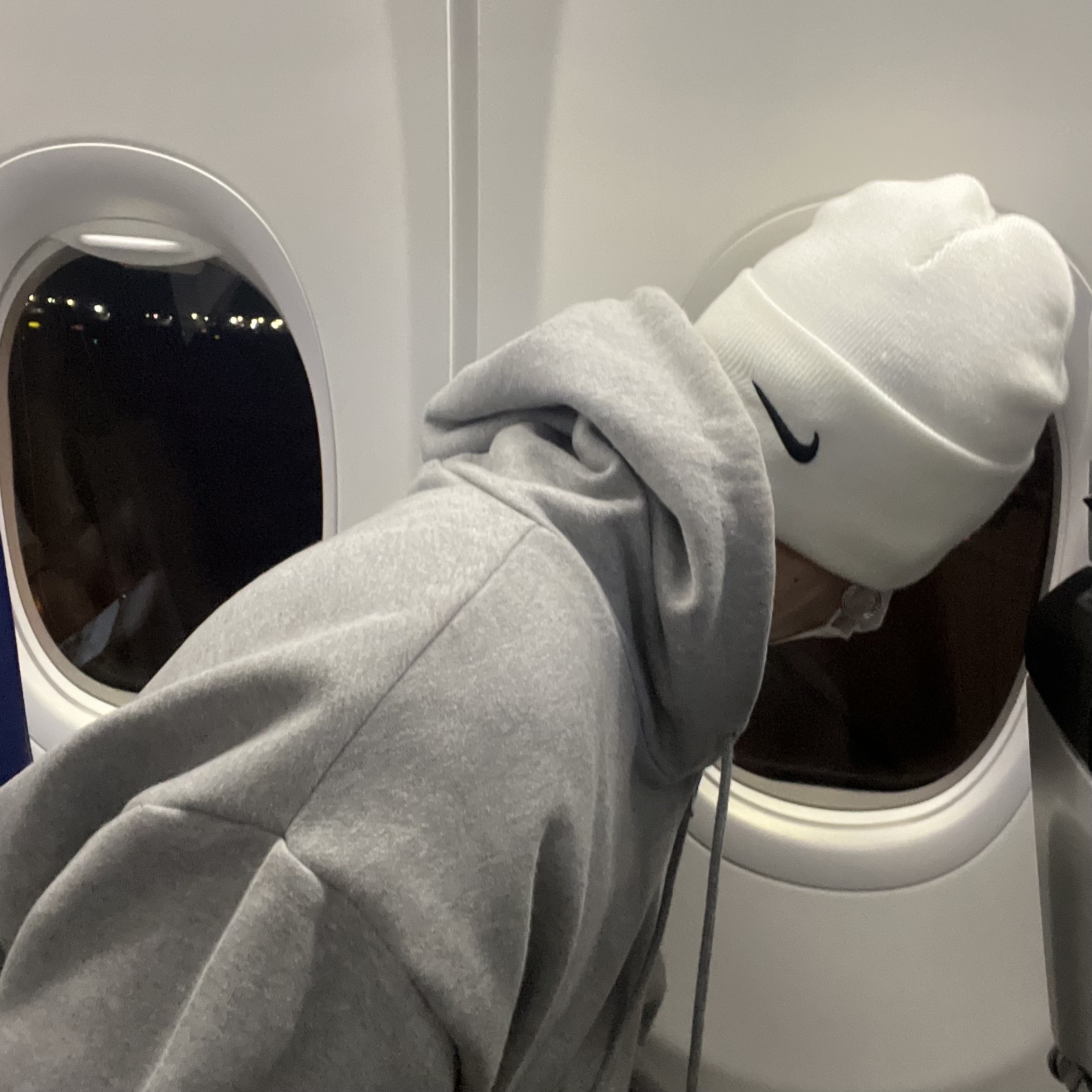 Nike x Stussy NRG Cuffed Beanie Summit White 착용 스타일 - 2