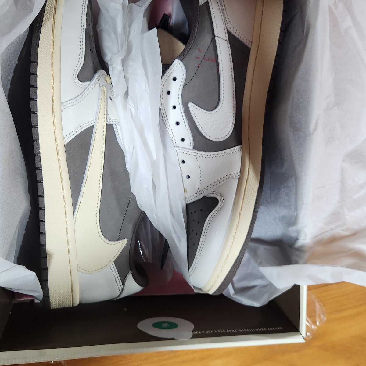 Jordan 1 x Travis Scott Retro Low OG SP Sail and Ridgerock 착용 스타일