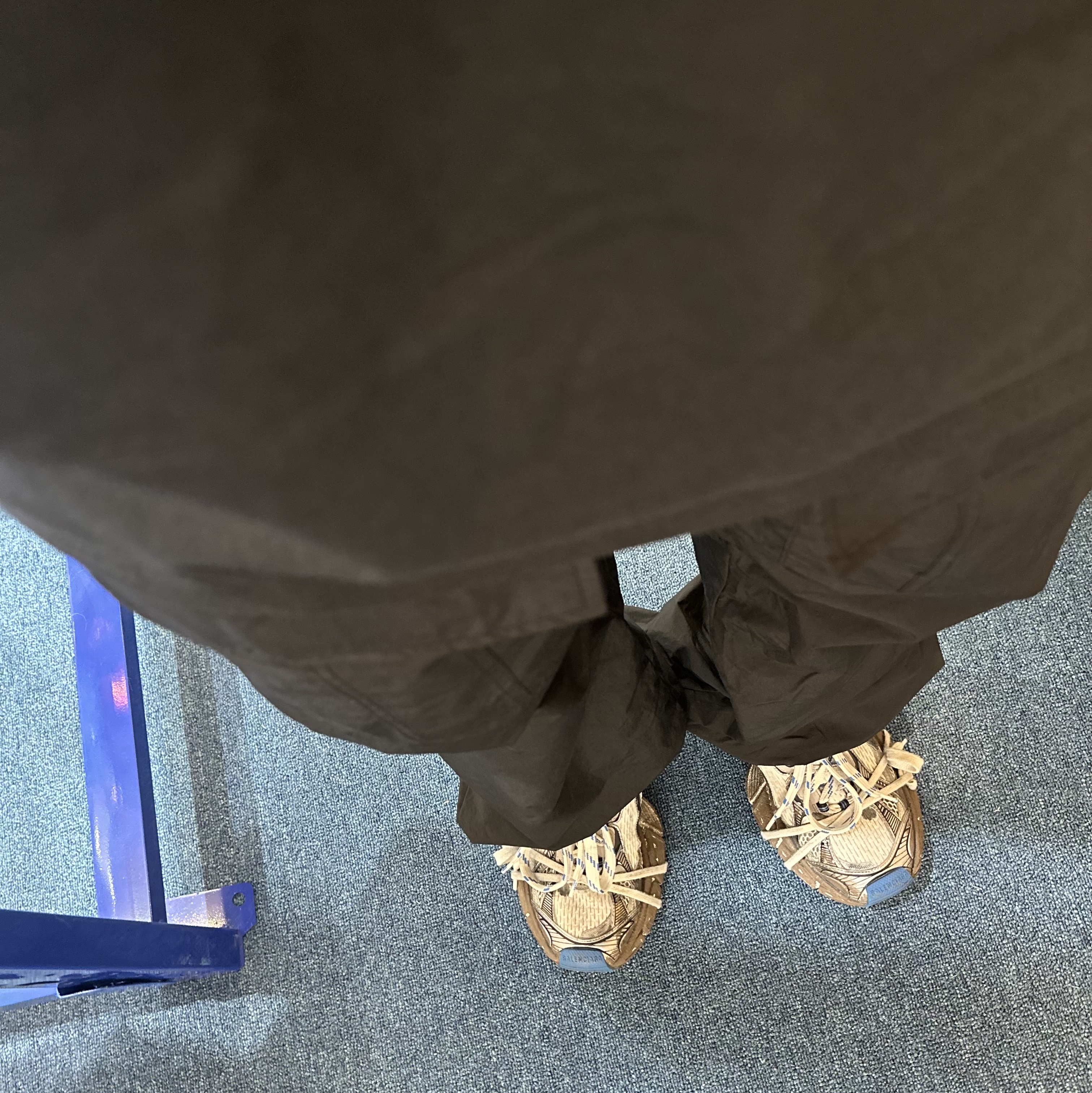 Balenciaga 3XL Sneakers Worn Out Grey White Blue 착용 스타일