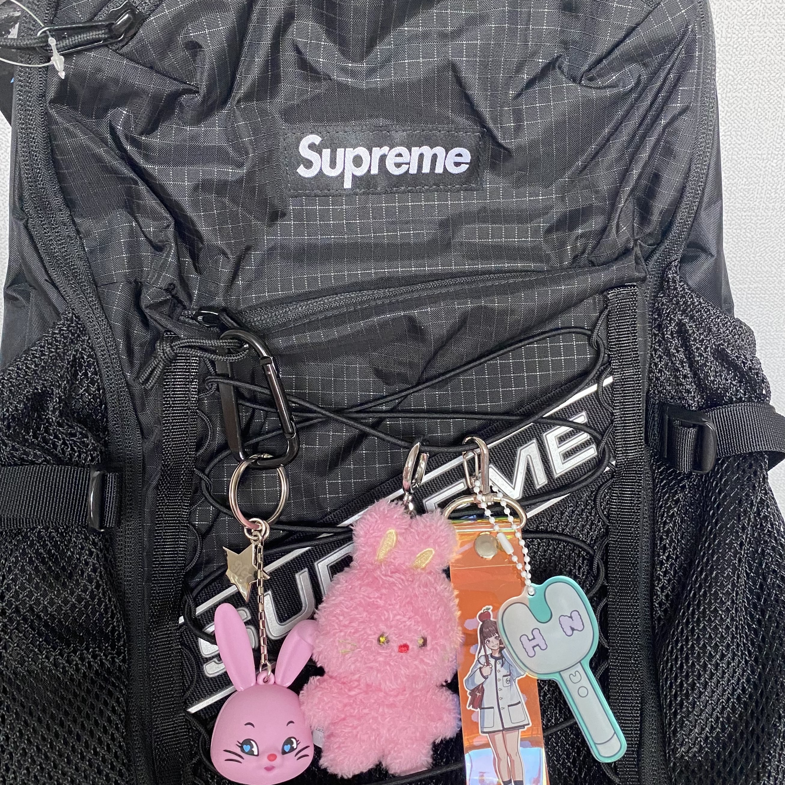 Supreme Backpack Black - 23FW, NewJeans Bunini Doll Keyring Pink 착용 스타일 - 1