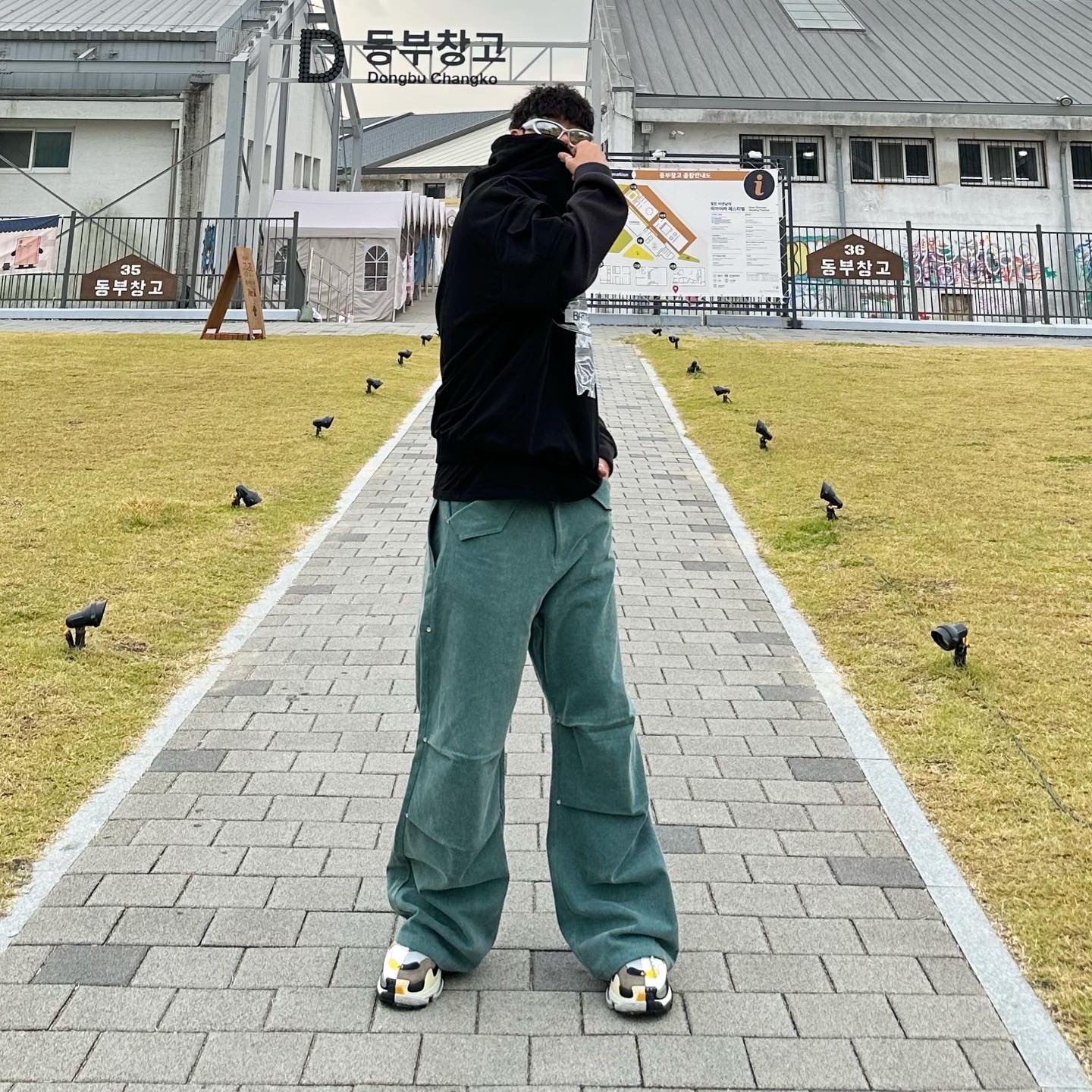Balenciaga Triple S Bicolor White Light Grey Yellow 2018, Balenciaga Swift Oval Sunglasses Silver 착용 스타일 - 2