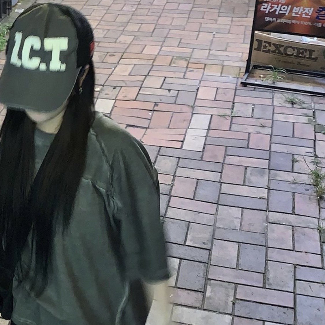 Icyto I.C.T. Trucker Cap Charcoal, Icyto Raw Edged Cut T-Shirt Charcoal 착용 스타일