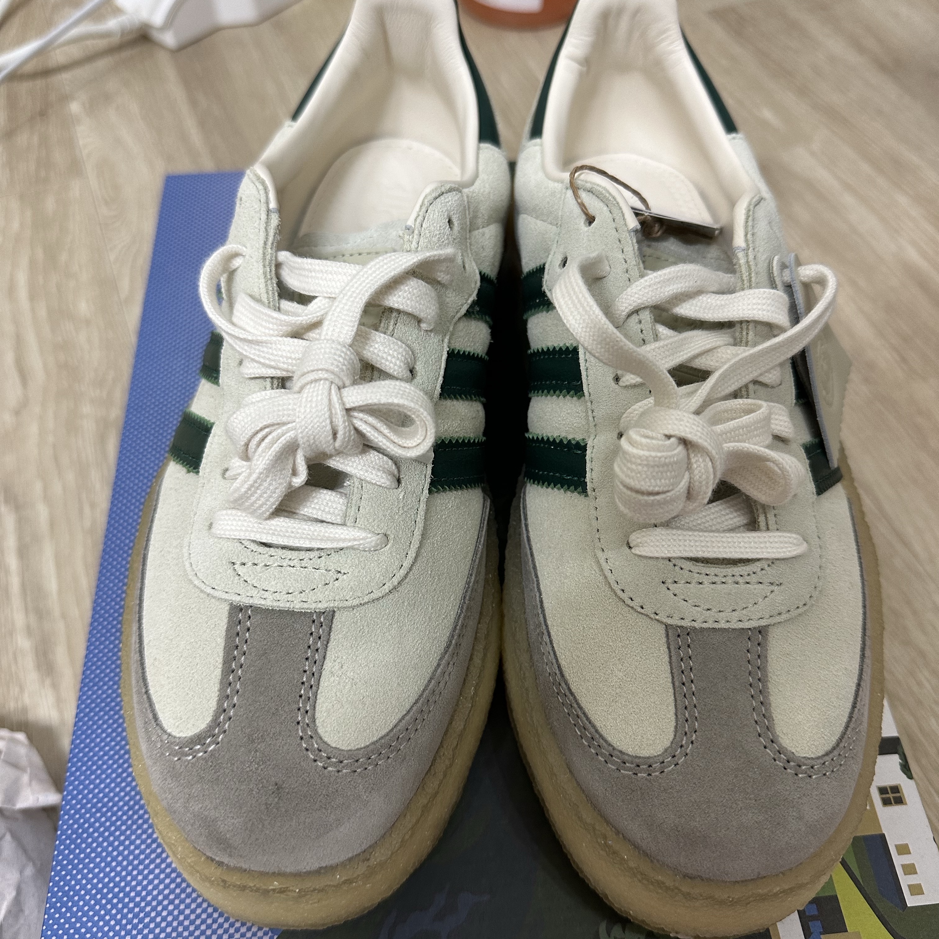 Adidas x Clarks x Ronnie Fieg 8th Street Samba Chalk White Green 착용 스타일 - 3