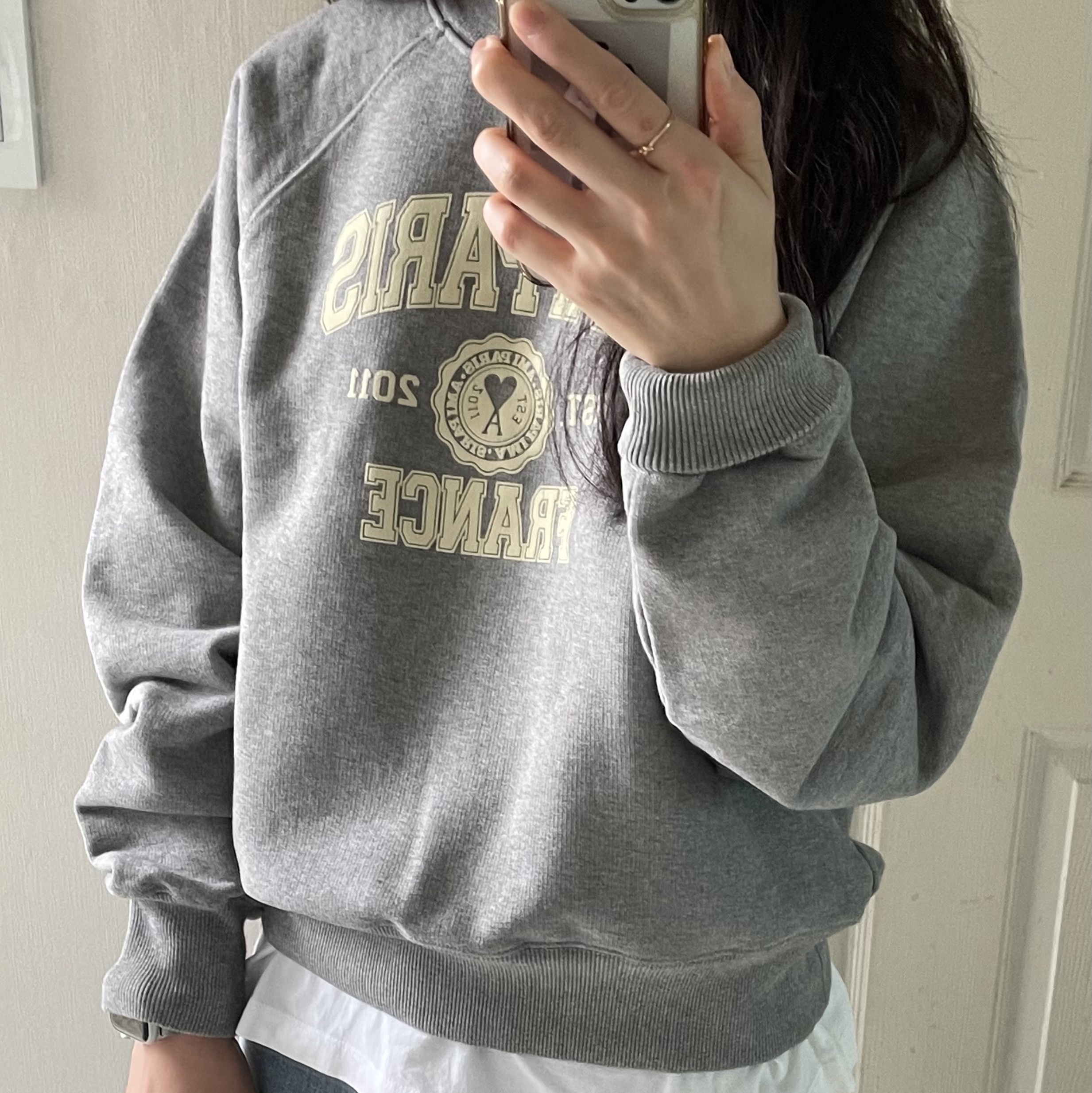 AMI Paris France Sweatshirt Heather Grey 착용 스타일