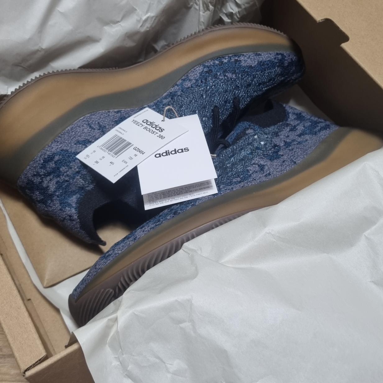 Adidas Yeezy Boost 380 Covellite 착용 스타일