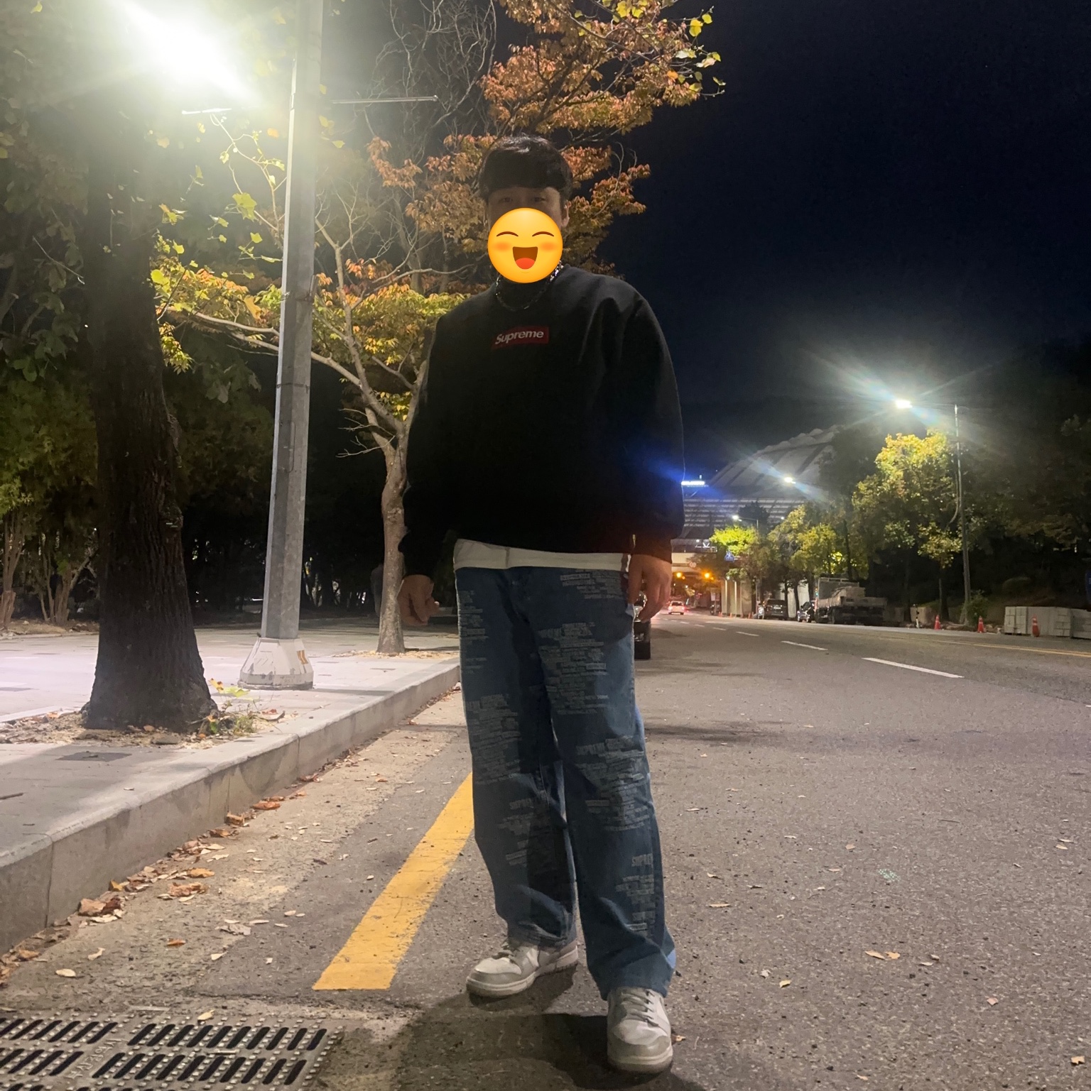 Supreme Box Logo Crewneck Black - 22FW, Supreme Trademark Jacquard Baggy Jean Washed Blue - 23SS 착용 스타일 - 1
