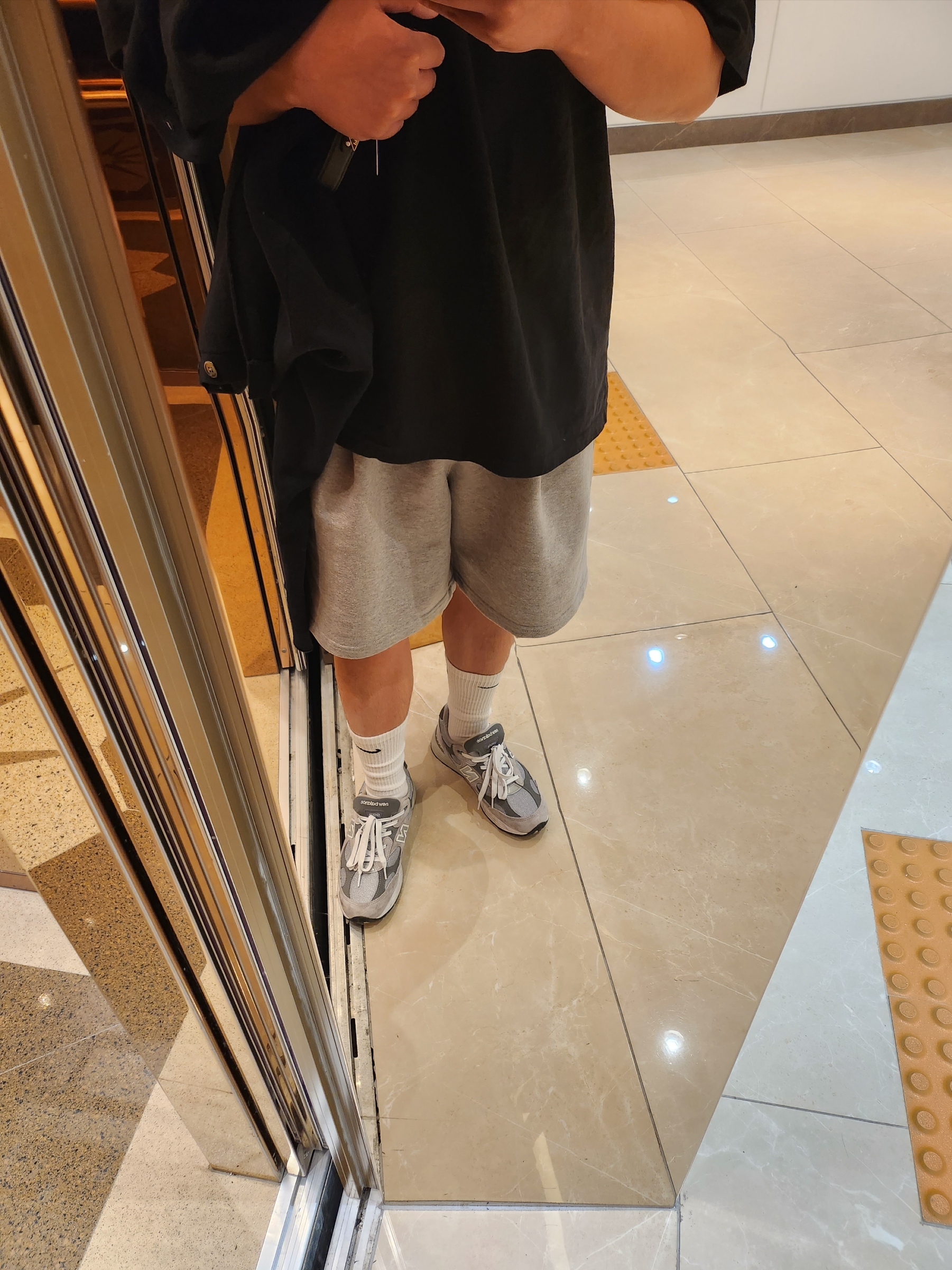 New Balance 992 Made in USA Grey - D Standard, Nike x Stussy NRG Crew Socks White Black 착용 스타일