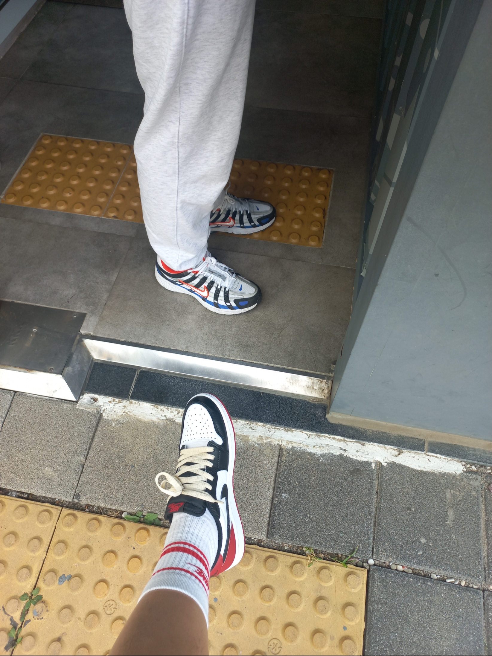 Jordan 1 Retro Low OG Black Toe, Nike P-6000 Black Orange Blue 착용 스타일