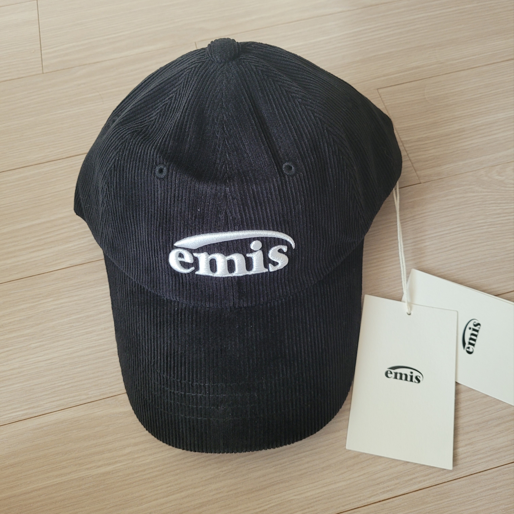 Emis New Logo Corduroy Emis Cap Black 착용 스타일