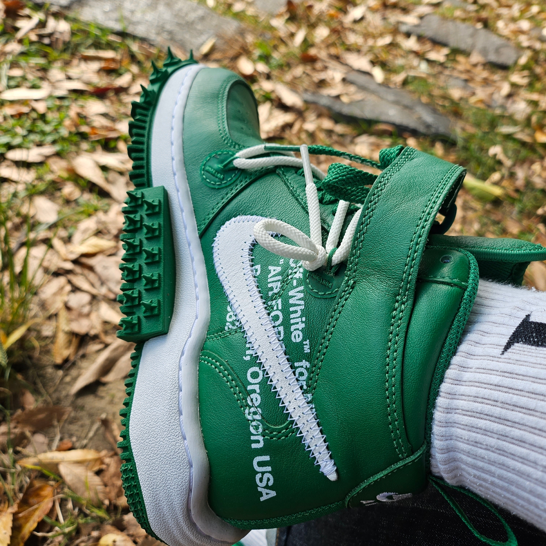 Nike x Off-White Air Force 1 Mid SP Leather Pine Green 착용 스타일 - 2