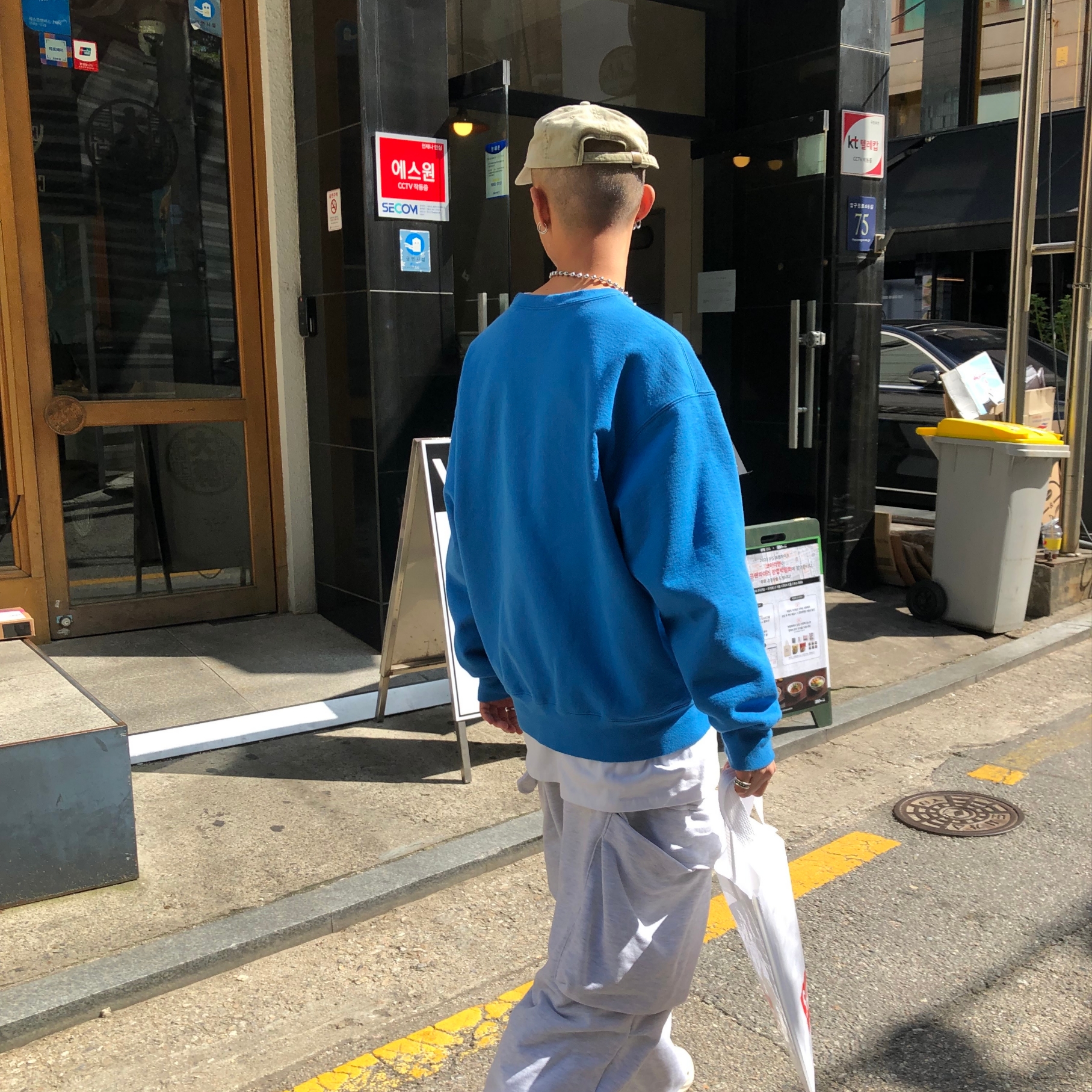 Supreme Box Logo Crewneck Blue - 22FW, Adidas Yeezy Foam RNNR Sand 착용 스타일 - 2
