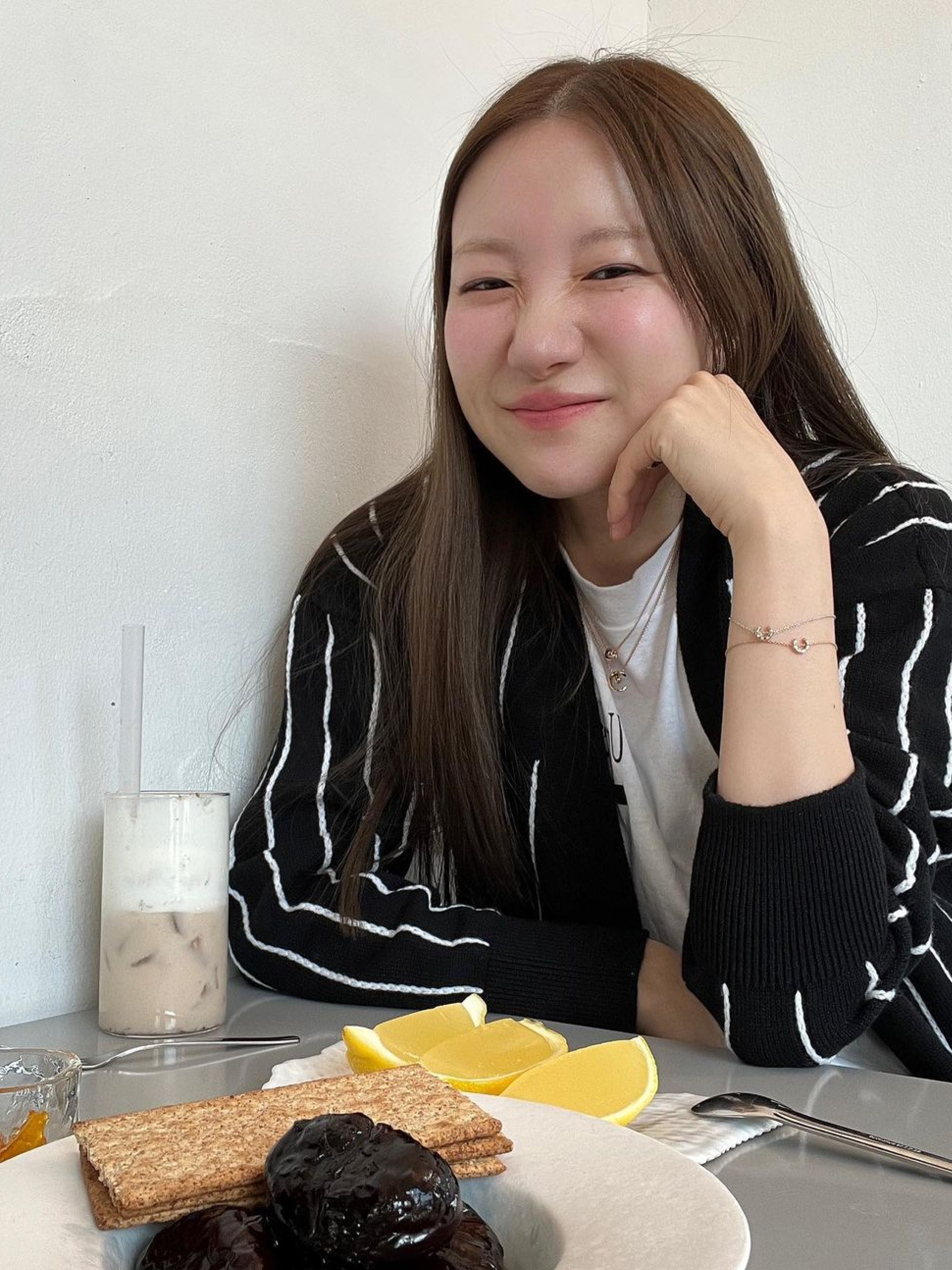 (W) Chanel Coco Crush Necklace Quilted Motif & 18K White Gold, (W) Chanel Coco Crush Necklace Quilted Motif & 18K Yellow Gold 착용 스타일 - 3
