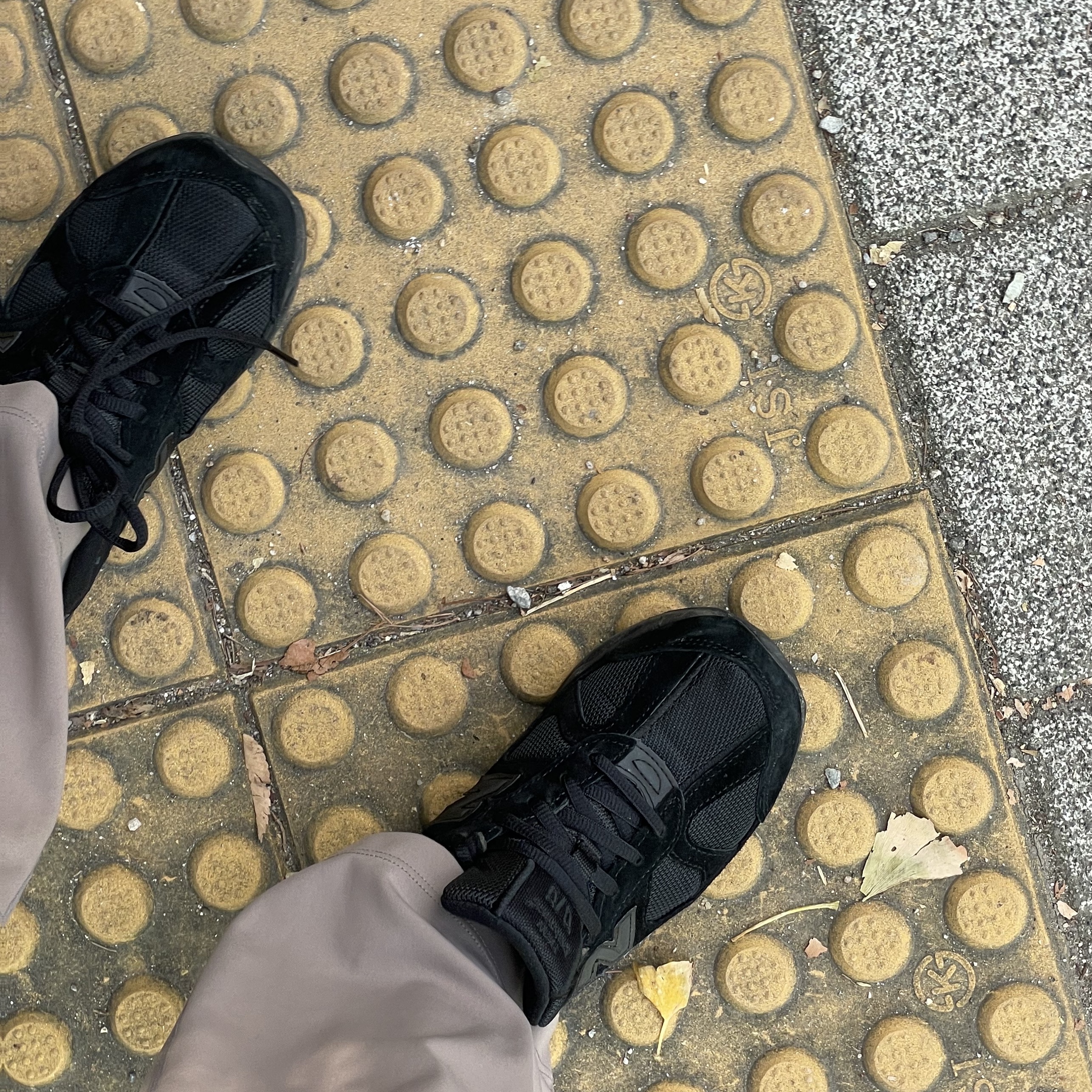 New Balance 878 Triple Black 착용 스타일 - 2
