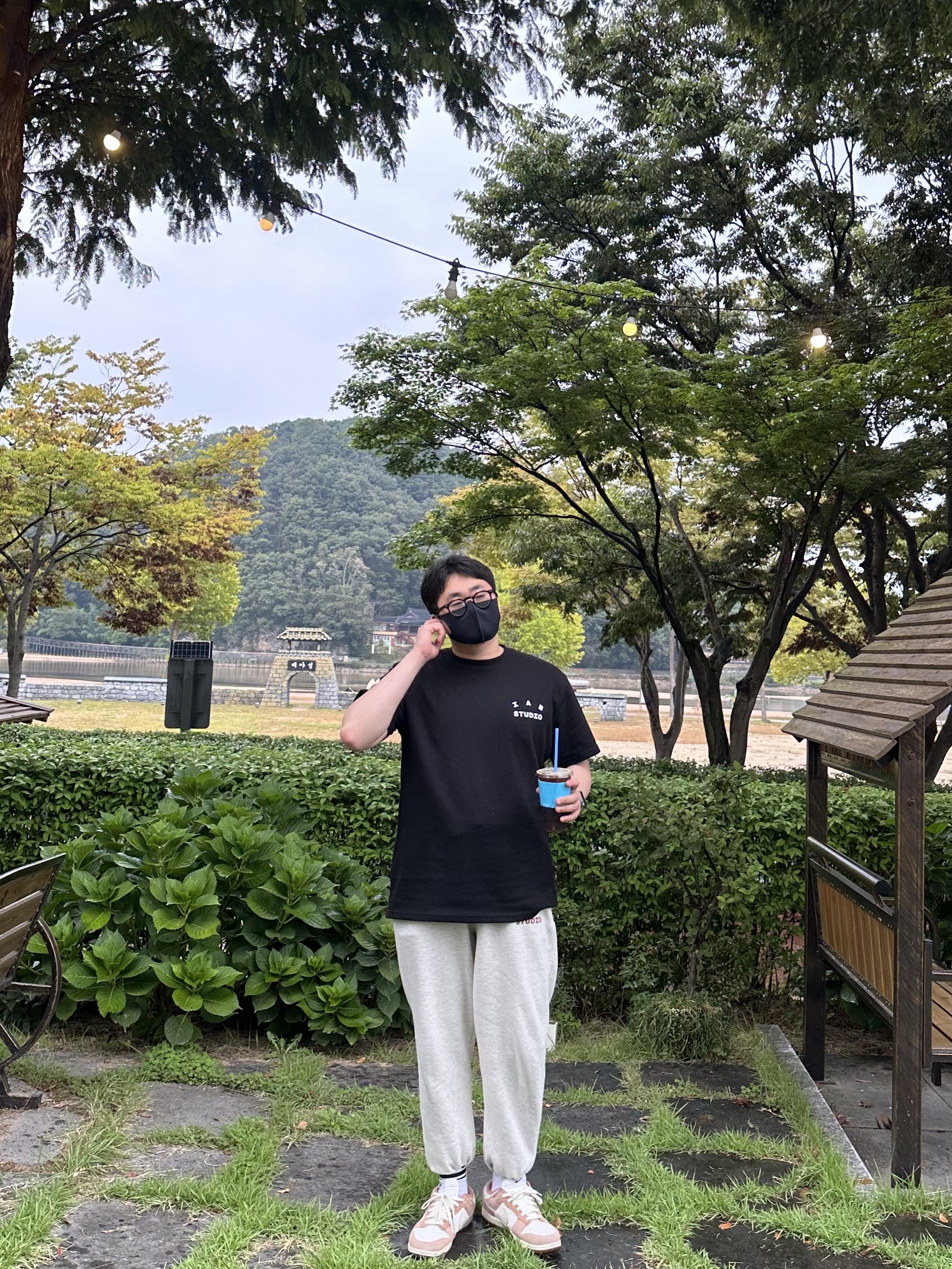 IAB Studio Sweatpants Oatmeal Burgundy - 23SS, IAB Studio 10th Anniversary T-Shirt Black 착용 스타일