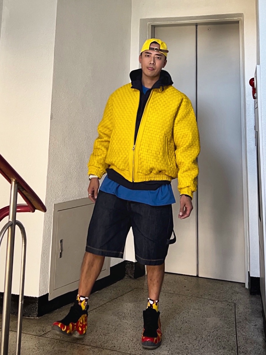 Supreme Woven Leather Varsity Jacket Yellow - 23FW, Supreme x Bounty Hunter Skulls T-Shirt Royal - 23FW 착용 스타일