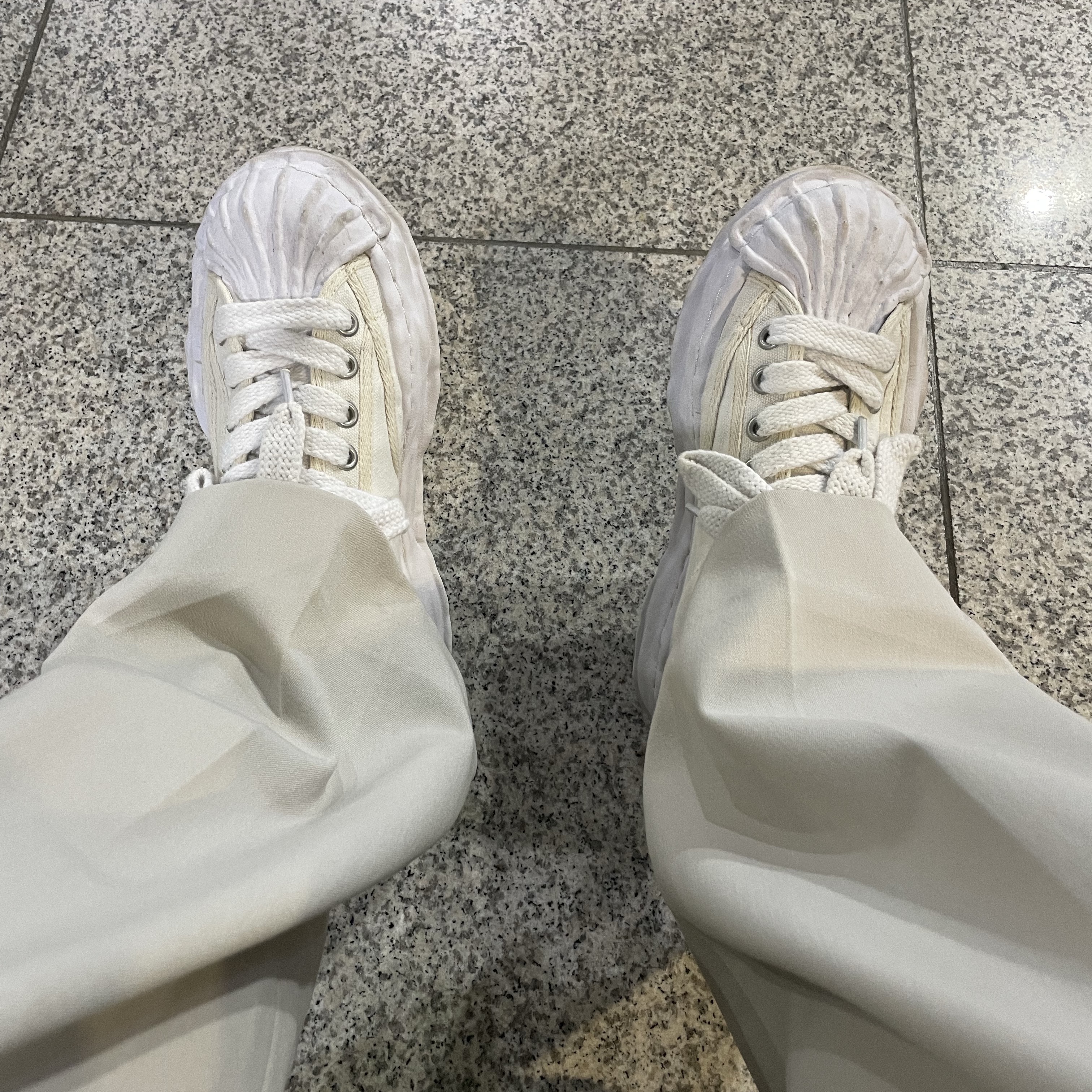 Maison Mihara Yasuhiro Blakey OG Sole Canvas Low-top Sneakers White 착용 스타일