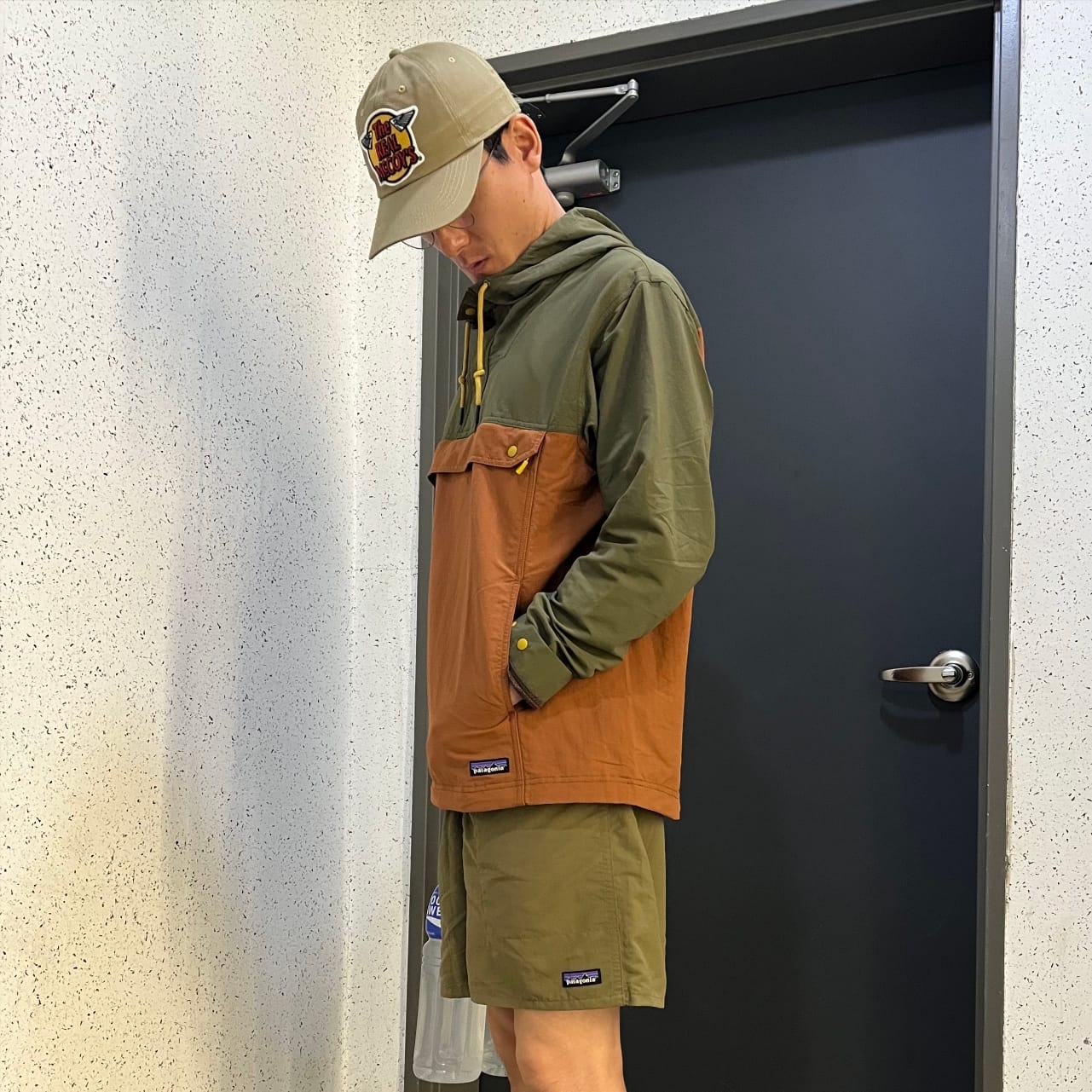 Patagonia Isthmus Anorak Tidepool Blue, The Real McCoy's Logo Baseball Cap Khaki 착용 스타일