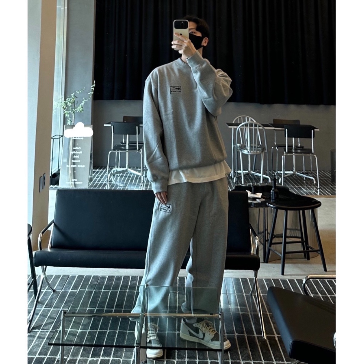 Nike x Stussy NRG Fleece Pants Dark Grey Heather (DO9340-063), Nike x Stussy NRG Fleece Crewneck Dark Grey Heather (DO9337-063) 착용 스타일 - 1