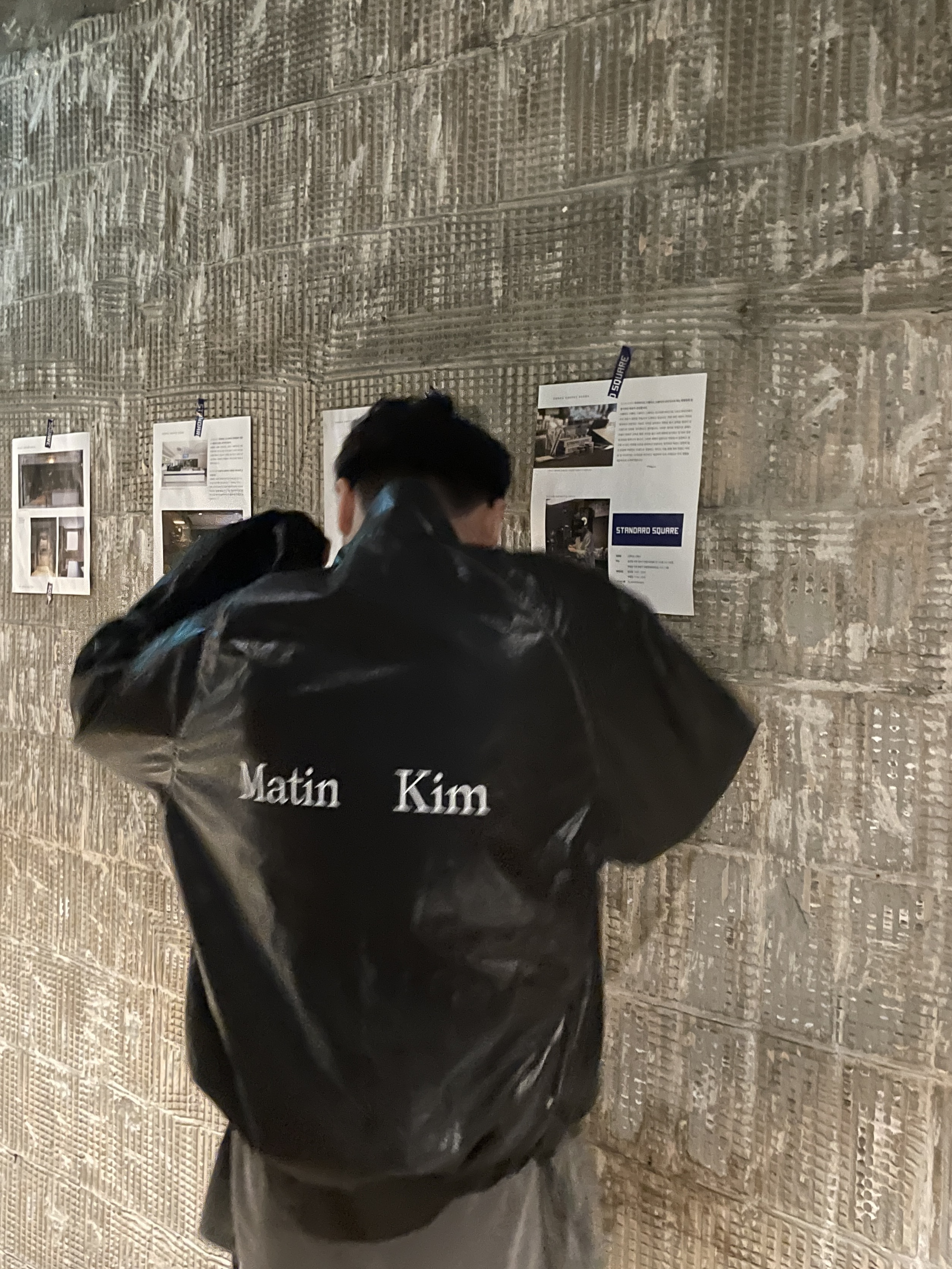 (W) Matin Kim Logo Coating Jumper Black 착용 스타일