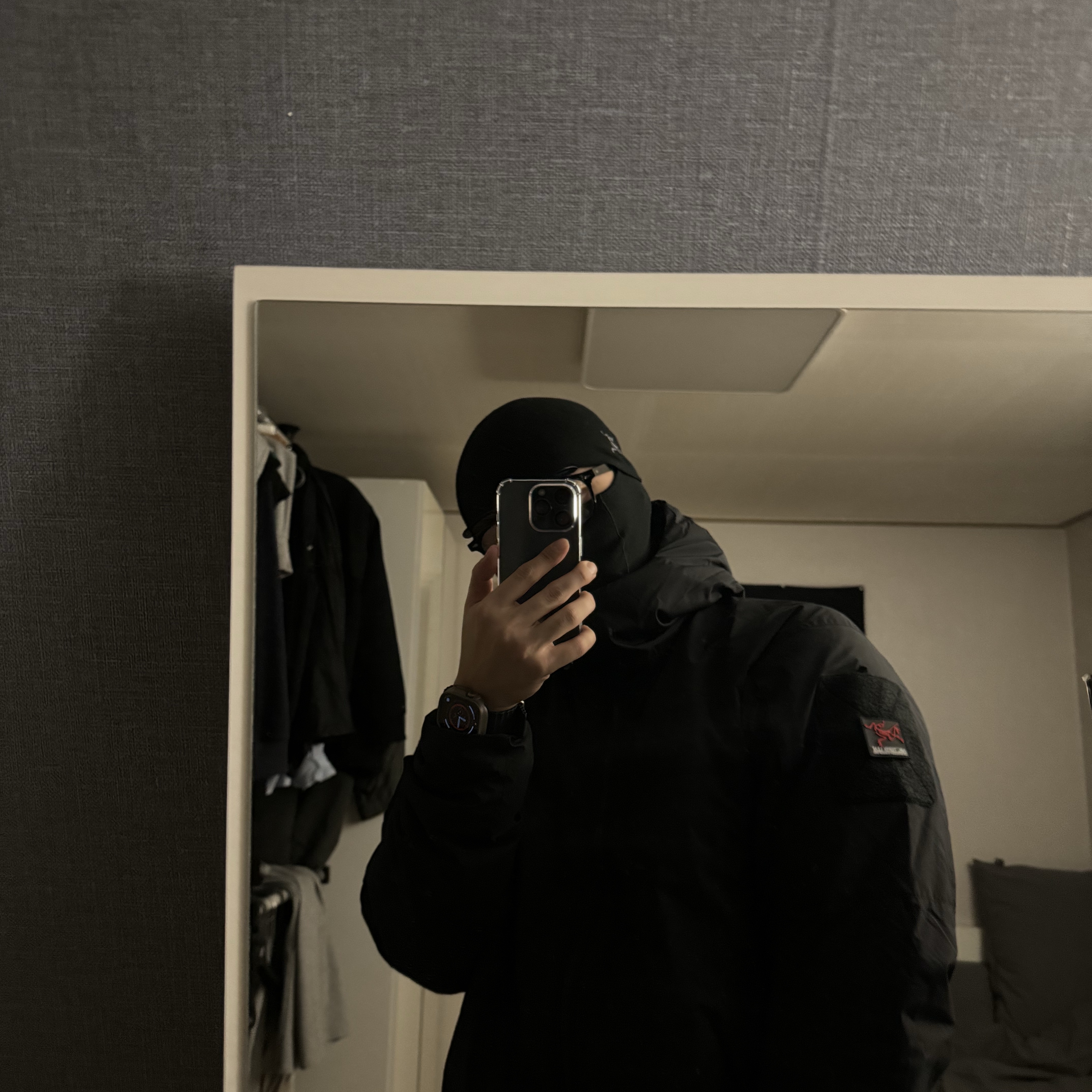 Arc'teryx Rho Lightweight Wool Balaclava Black, Arc'teryx LEAF Cold WX Hoody LT Gen 2 Black 착용 스타일 - 2
