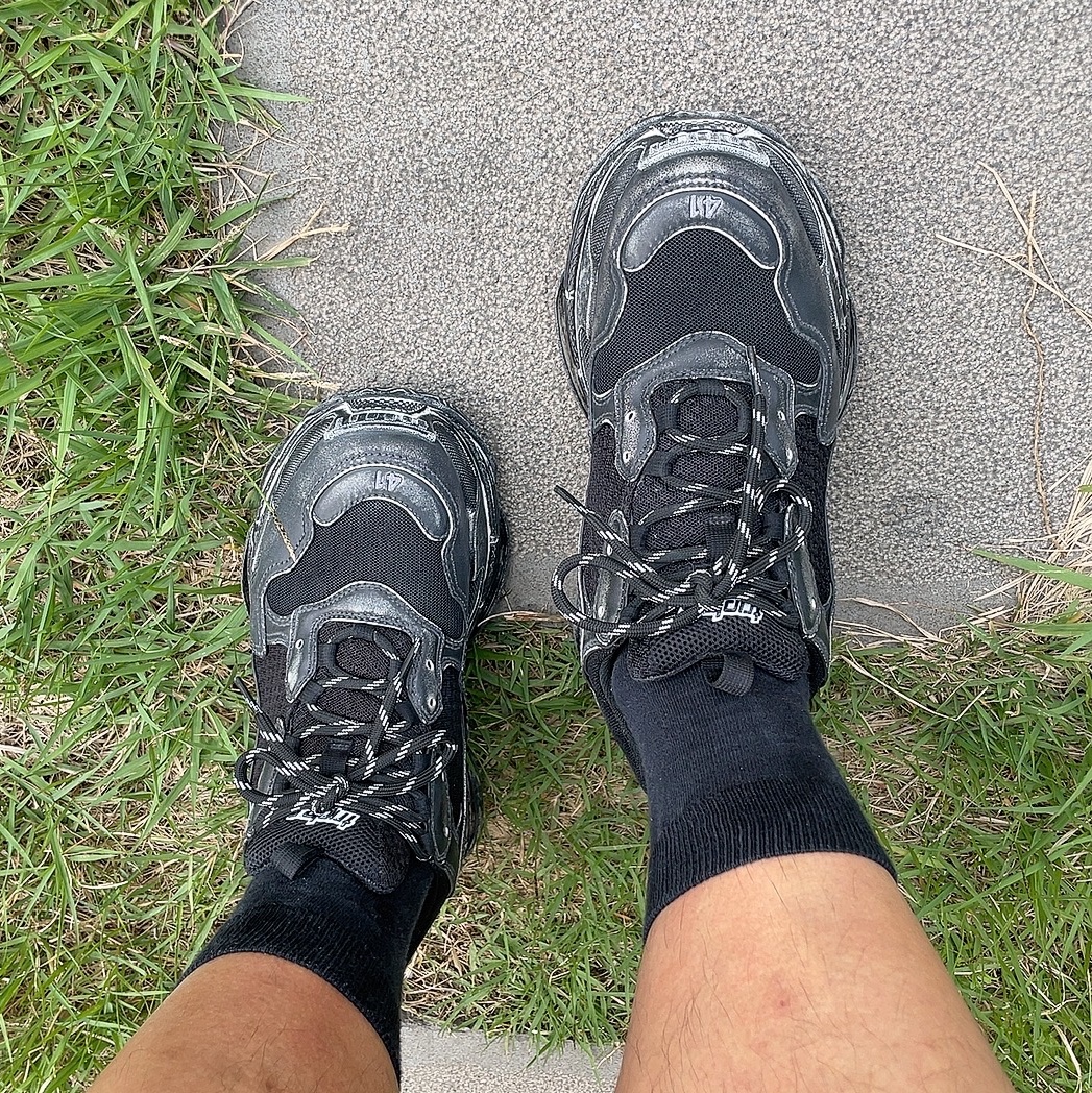 Balenciaga Triple S Sneakers Faded Black 착용 스타일 - 4