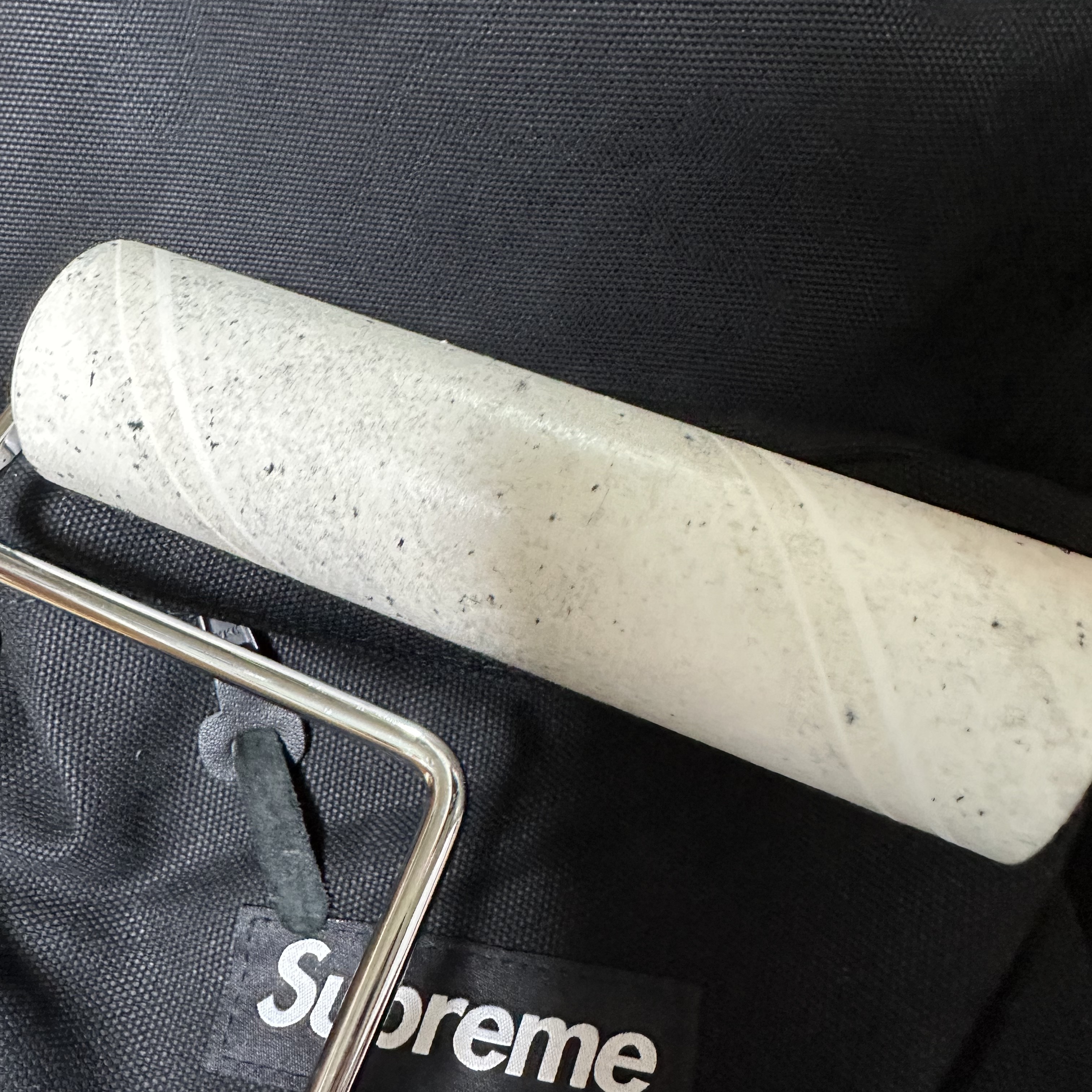 Supreme Canvas Backpack Black 착용 스타일 - 4