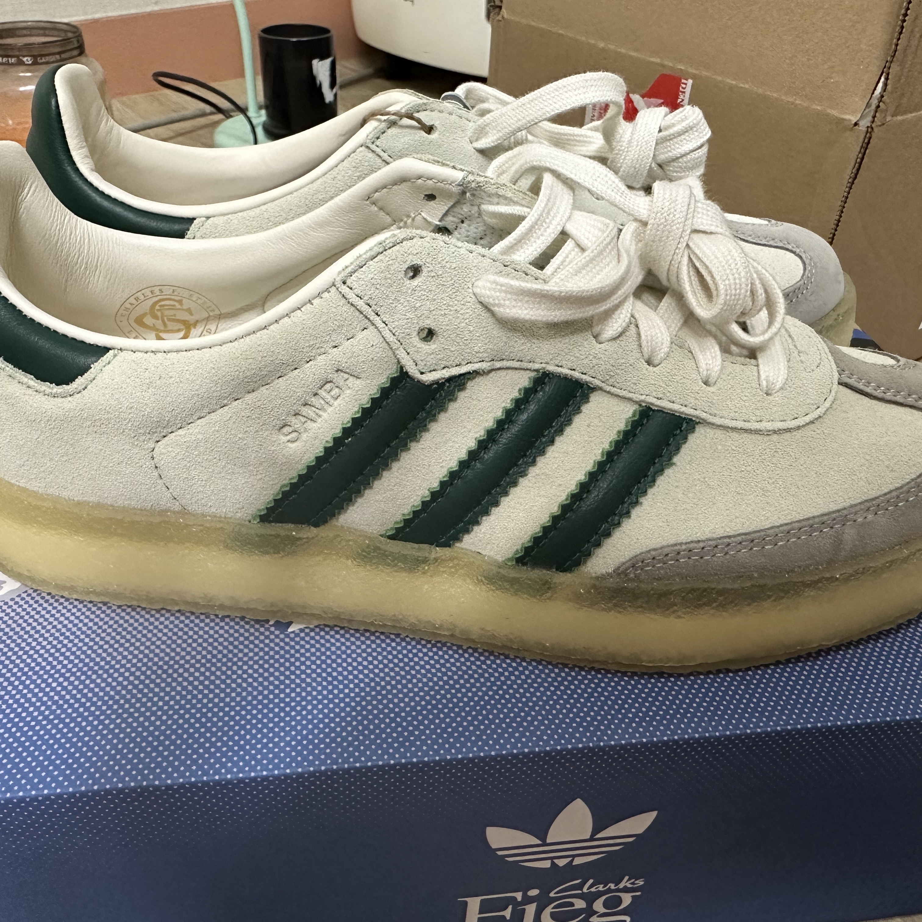 Adidas x Clarks x Ronnie Fieg 8th Street Samba Chalk White Green 착용 스타일 - 1