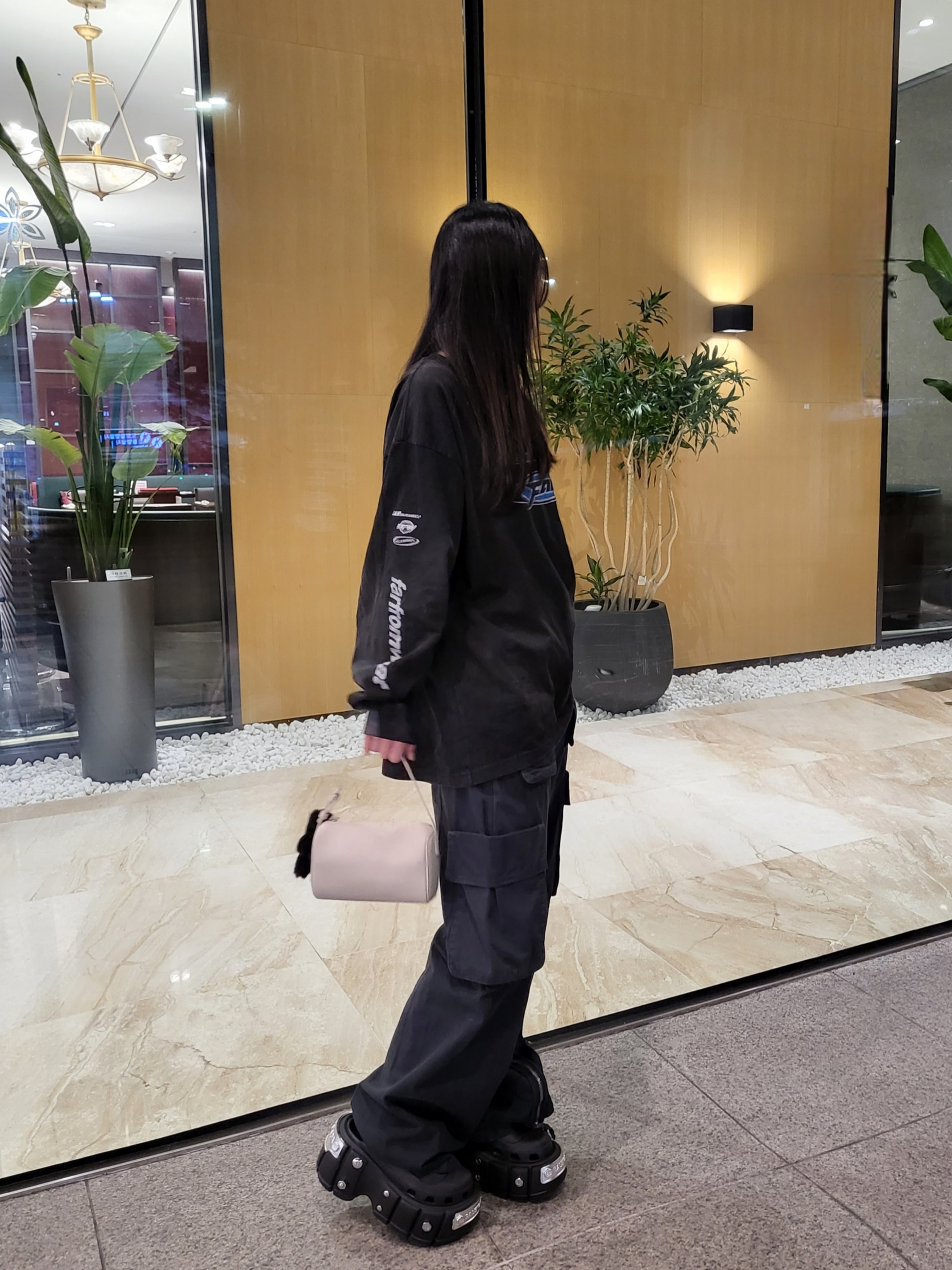 Farfromwhat Far Washed Logo Long Sleeve T-Shirt Black, Balenciaga x Crocs Hardcrocs Slide Black 착용 스타일 - 2