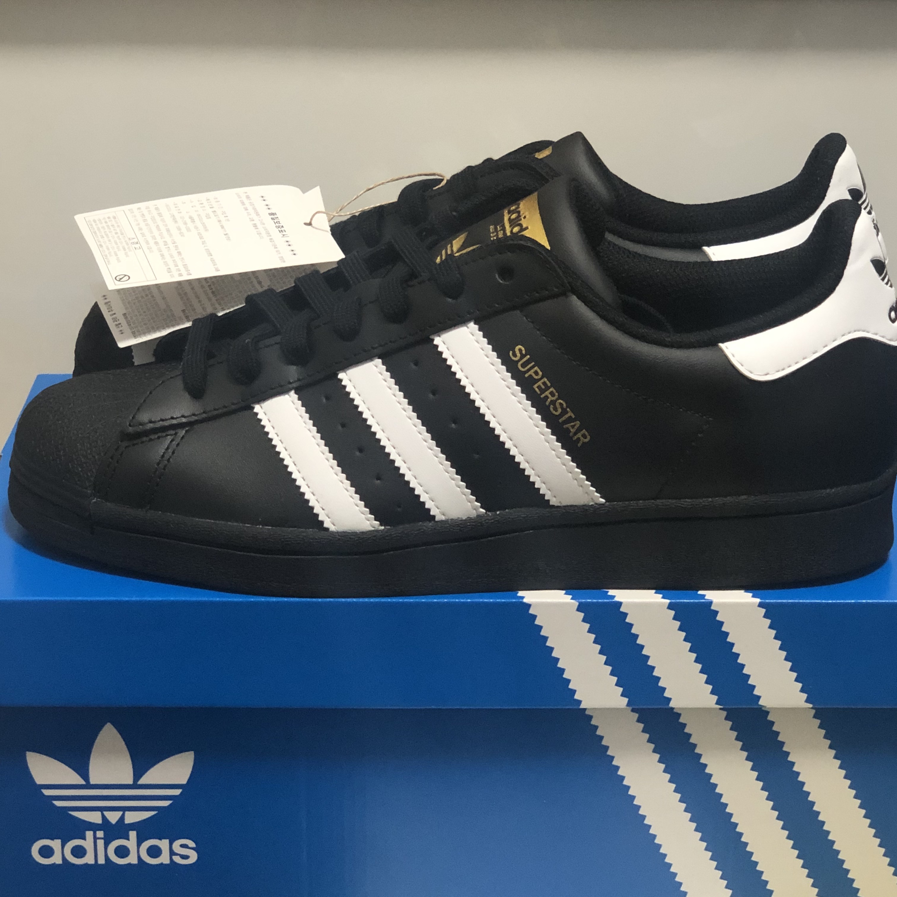 Adidas Superstar Core Black White 착용 스타일