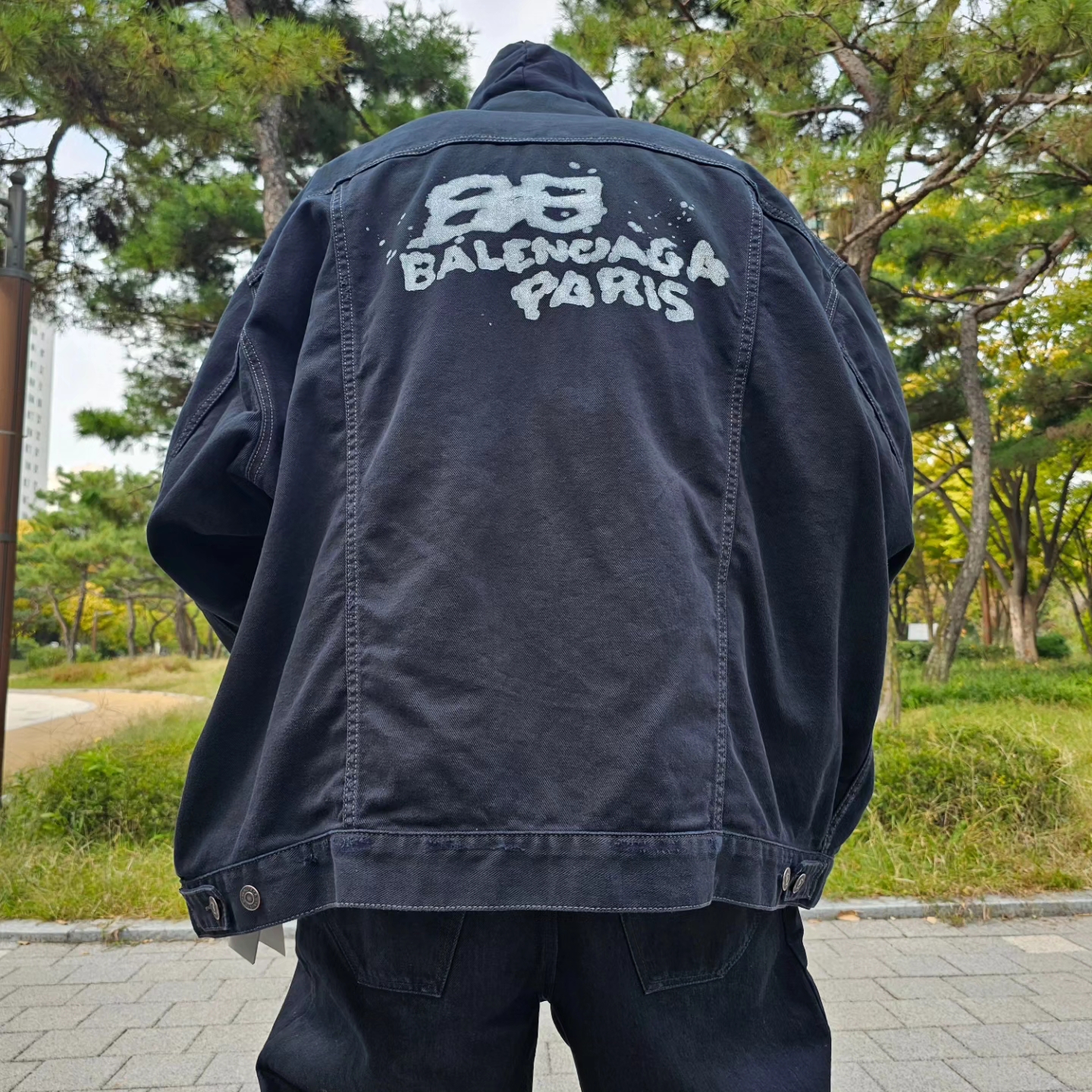 Balenciaga Hand Drawn BB Icon Oversized Jacket Black 착용 스타일 - 4