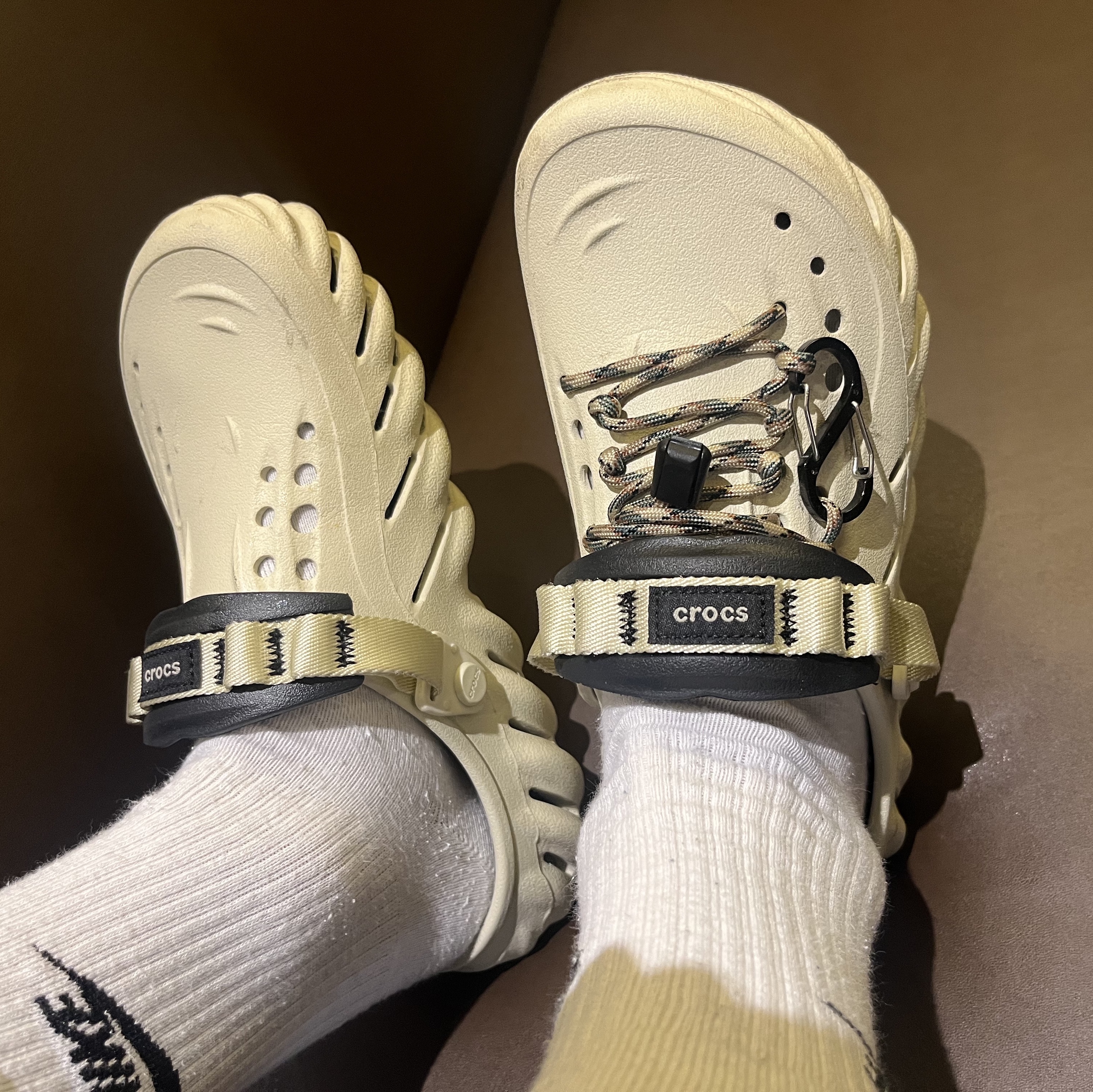 Crocs Echo Clog Bone Black 착용 스타일