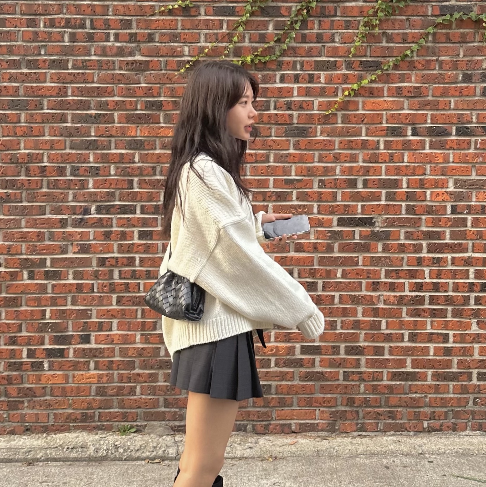Bottega Veneta Mini Leather Pouch Black 착용 스타일 - 2