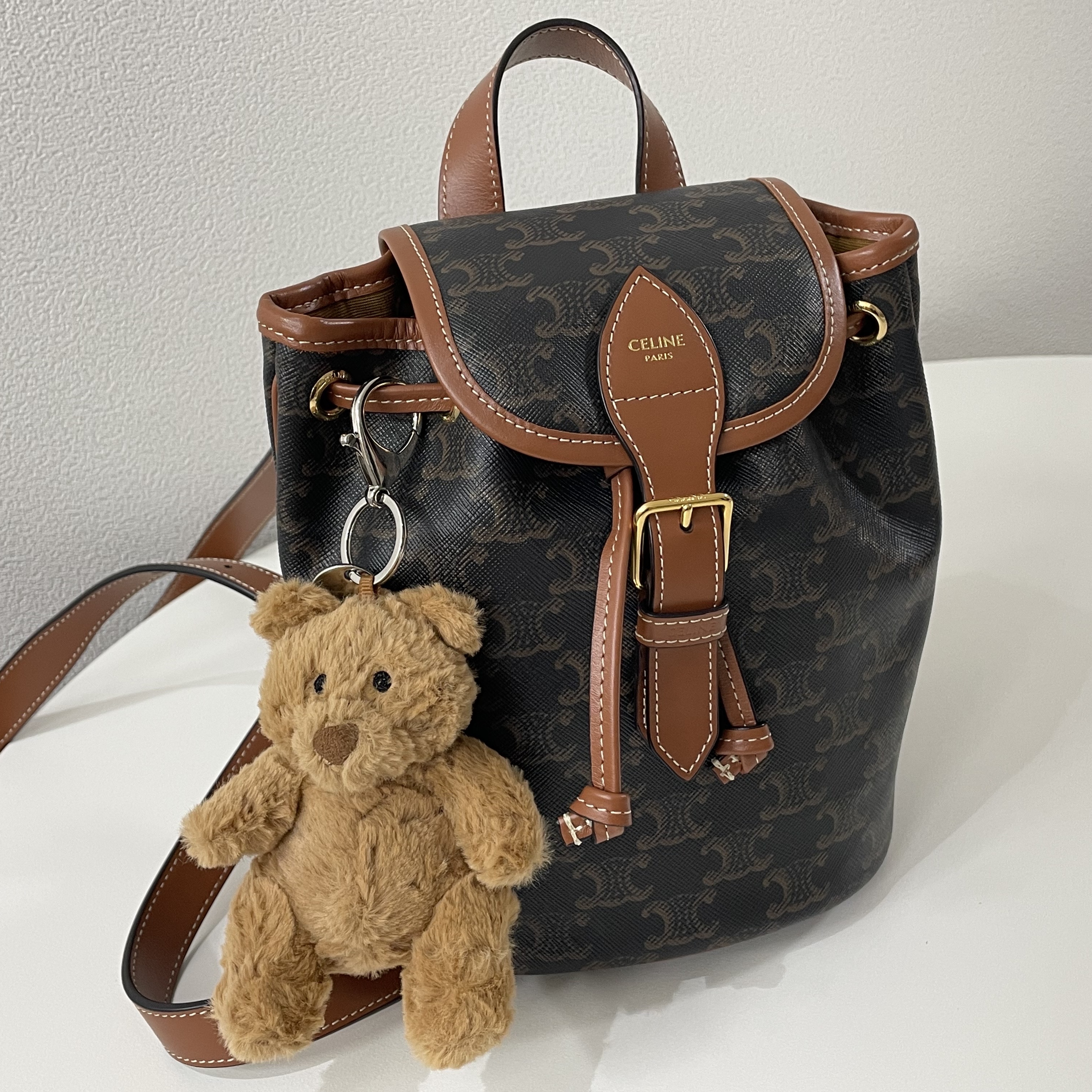 Jellycat Bartholomew Bear Bag Charm Brown 착용 스타일