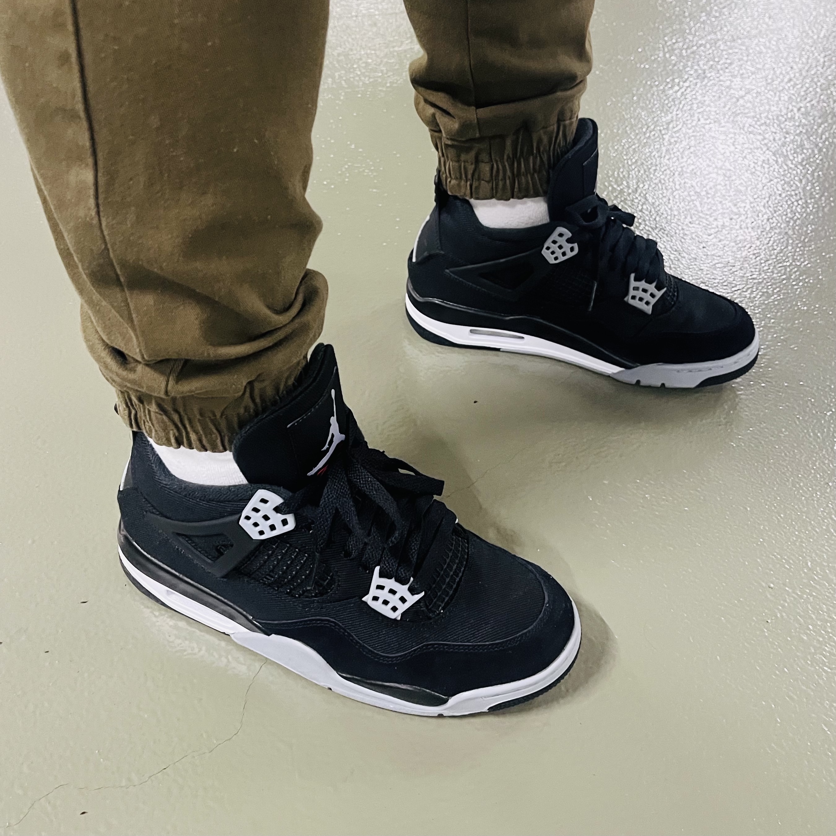 Jordan 4 Retro SE Black and Light Steel 착용 스타일