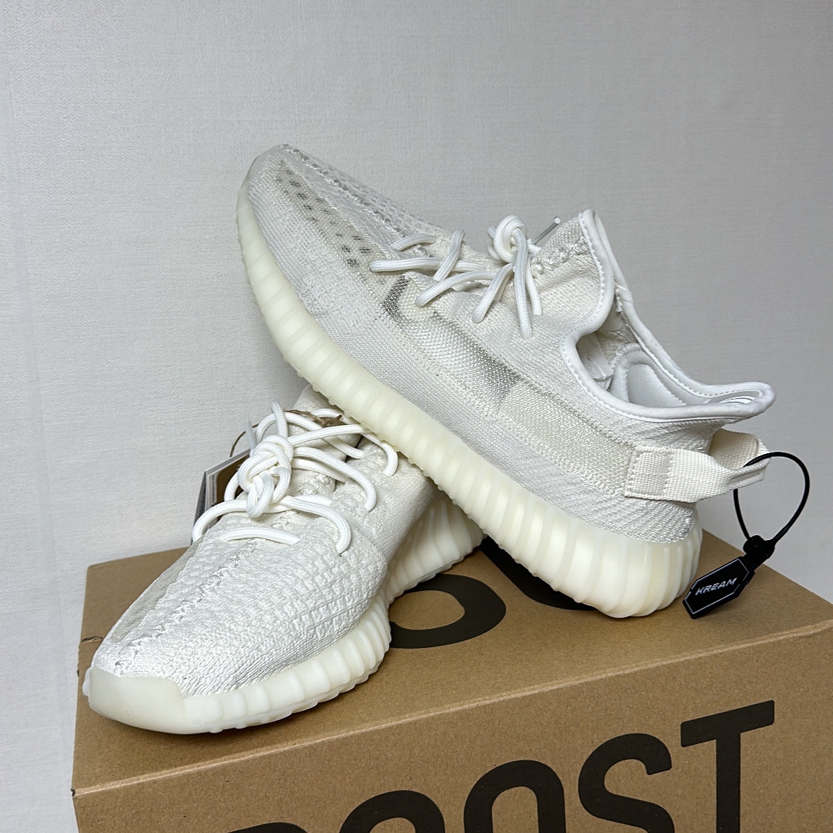 Adidas Yeezy Boost 350 V2 Bone 착용 스타일 - 2