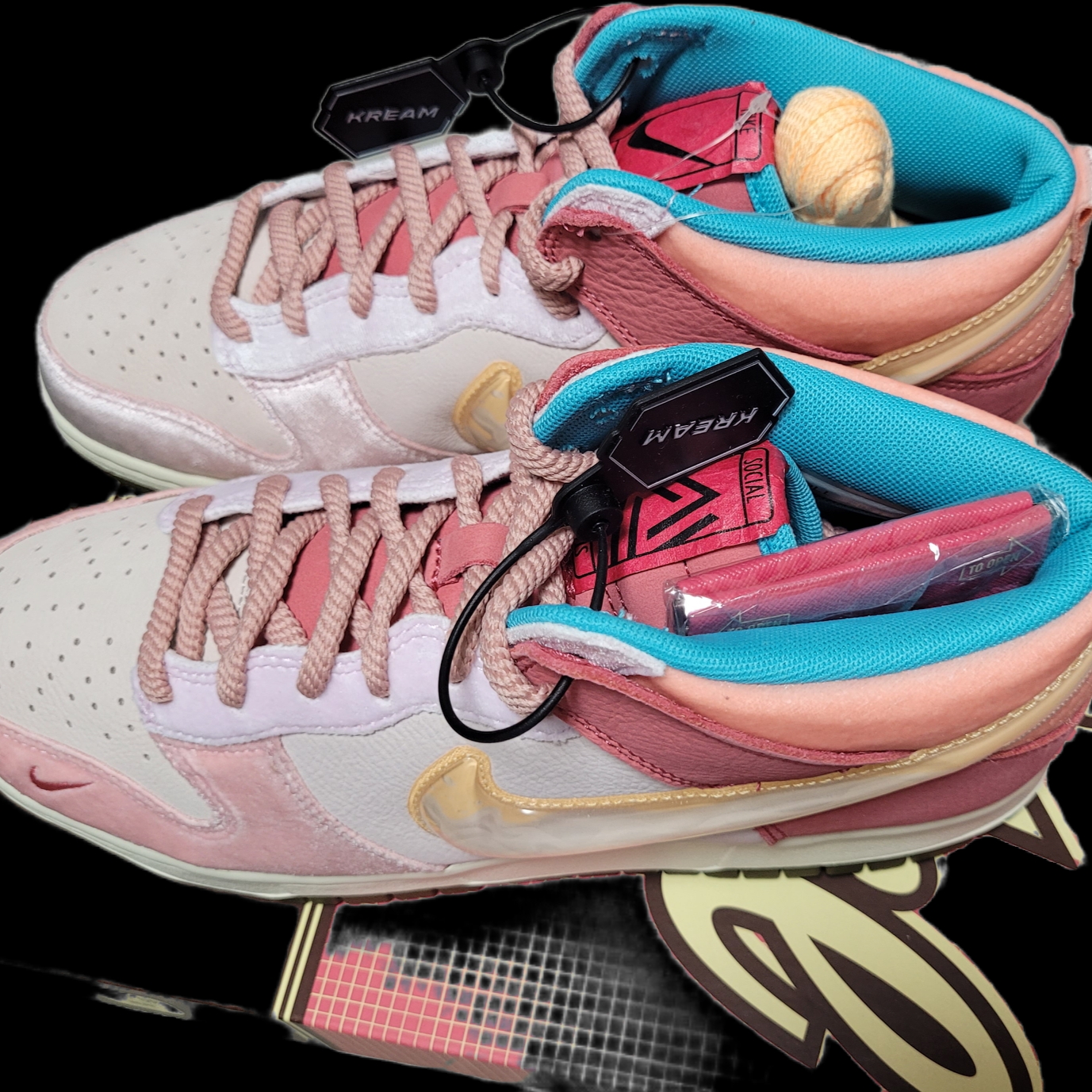 Nike x Social Status Dunk Mid Free Lunch Strawberry Milk 착용 스타일 - 1
