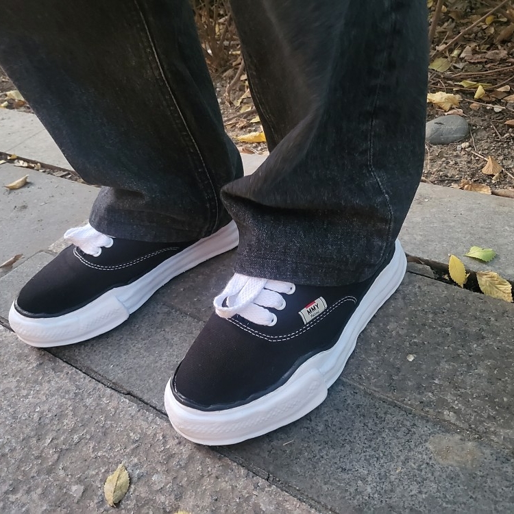 Maison Mihara Yasuhiro Baker OG Sole Canvas Low Cut Sneakers Black 착용 스타일