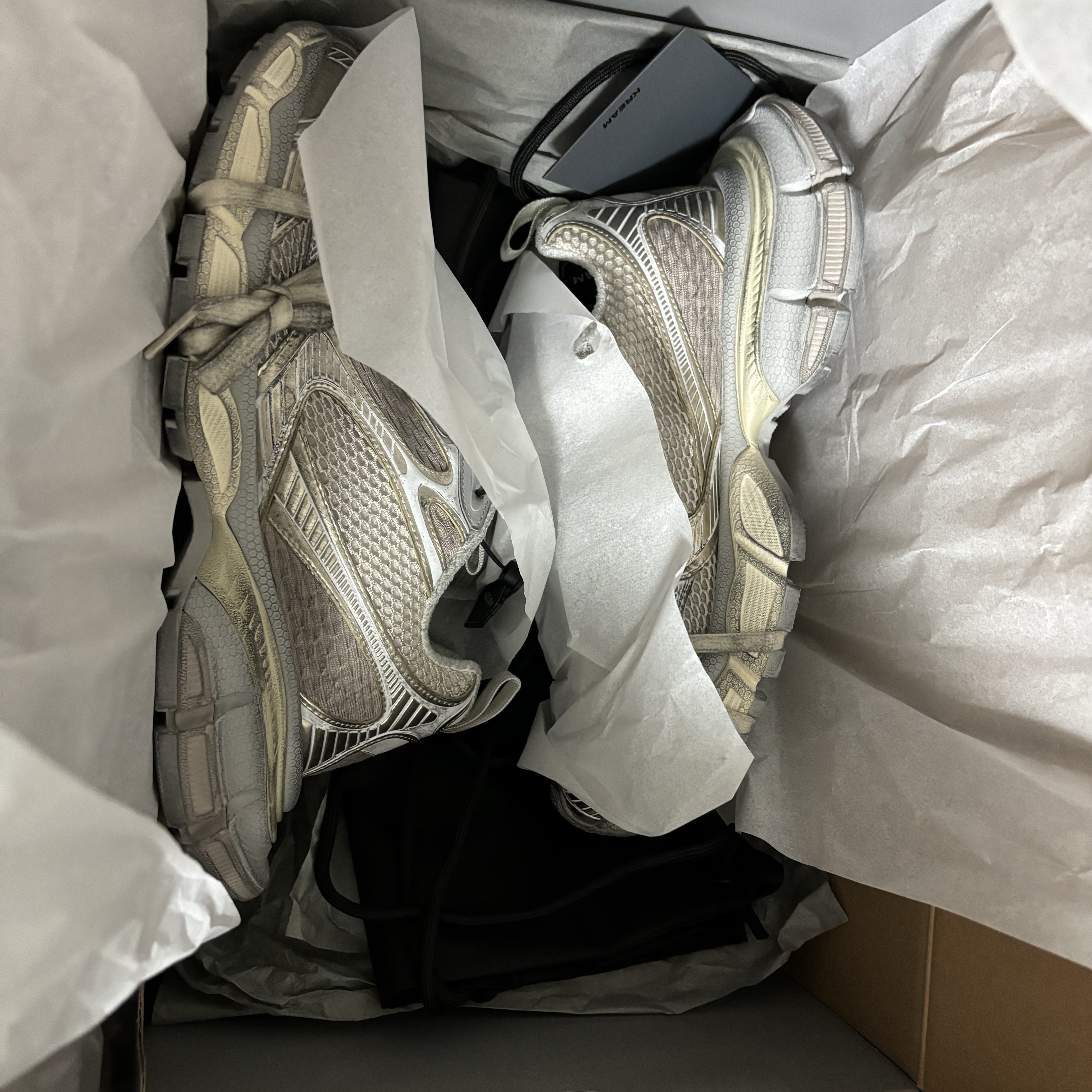 Balenciaga 3XL Sneakers Light Beige 착용 스타일 - 2