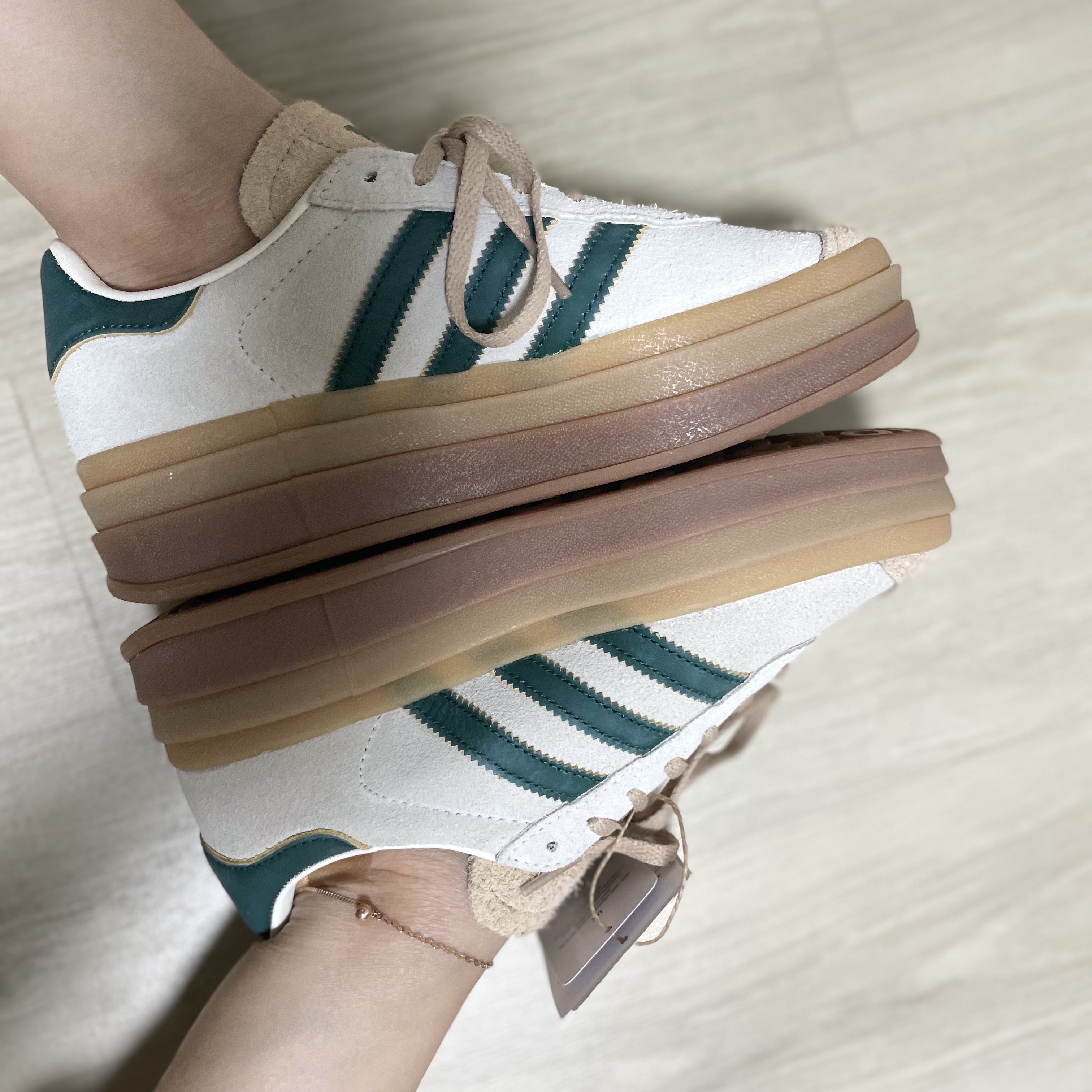 (W) Adidas Gazelle Bold Cream White Collegiate Green 착용 스타일 - 3